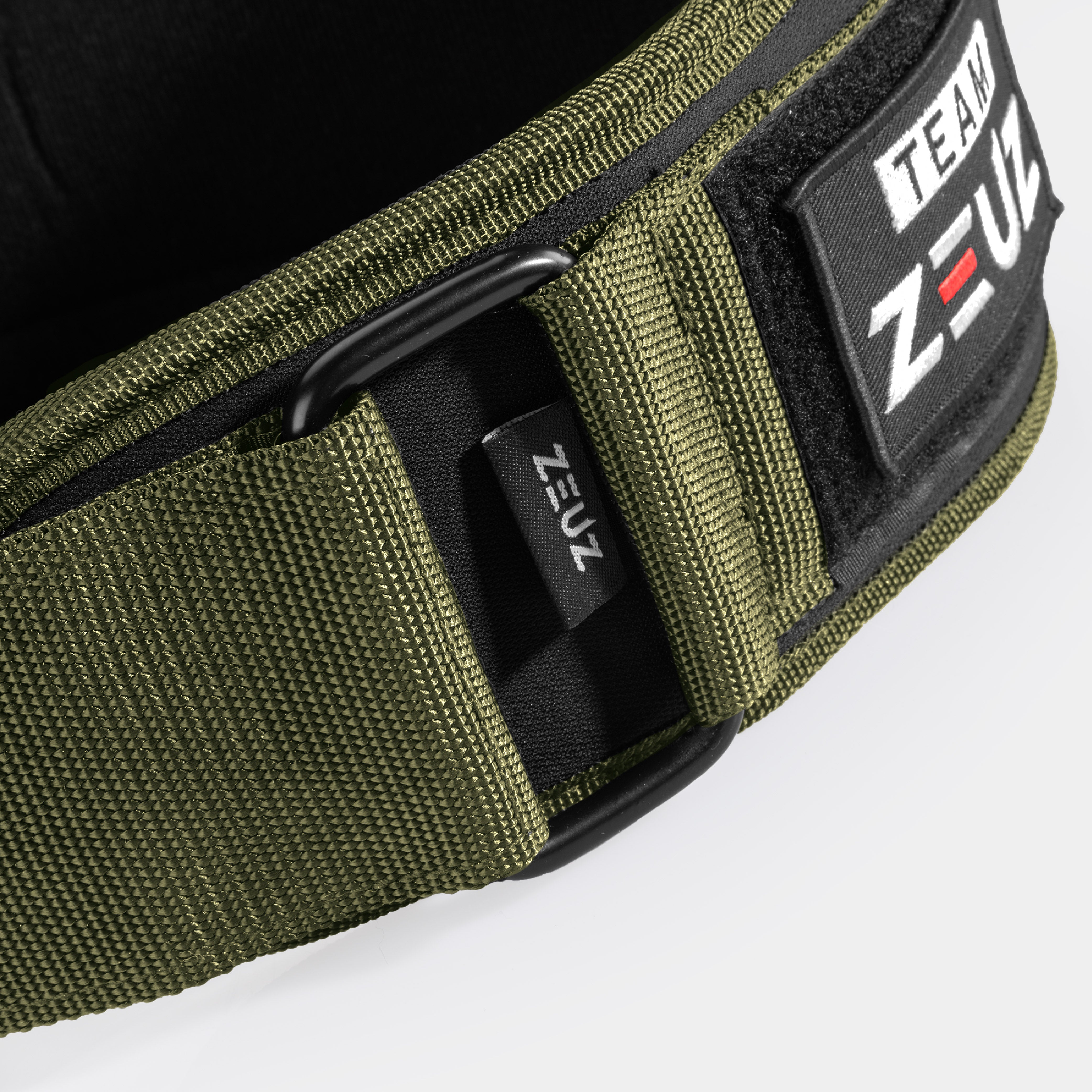 Detail van gesp, ZEUZ patch en label op de gewichthefriem legergroen