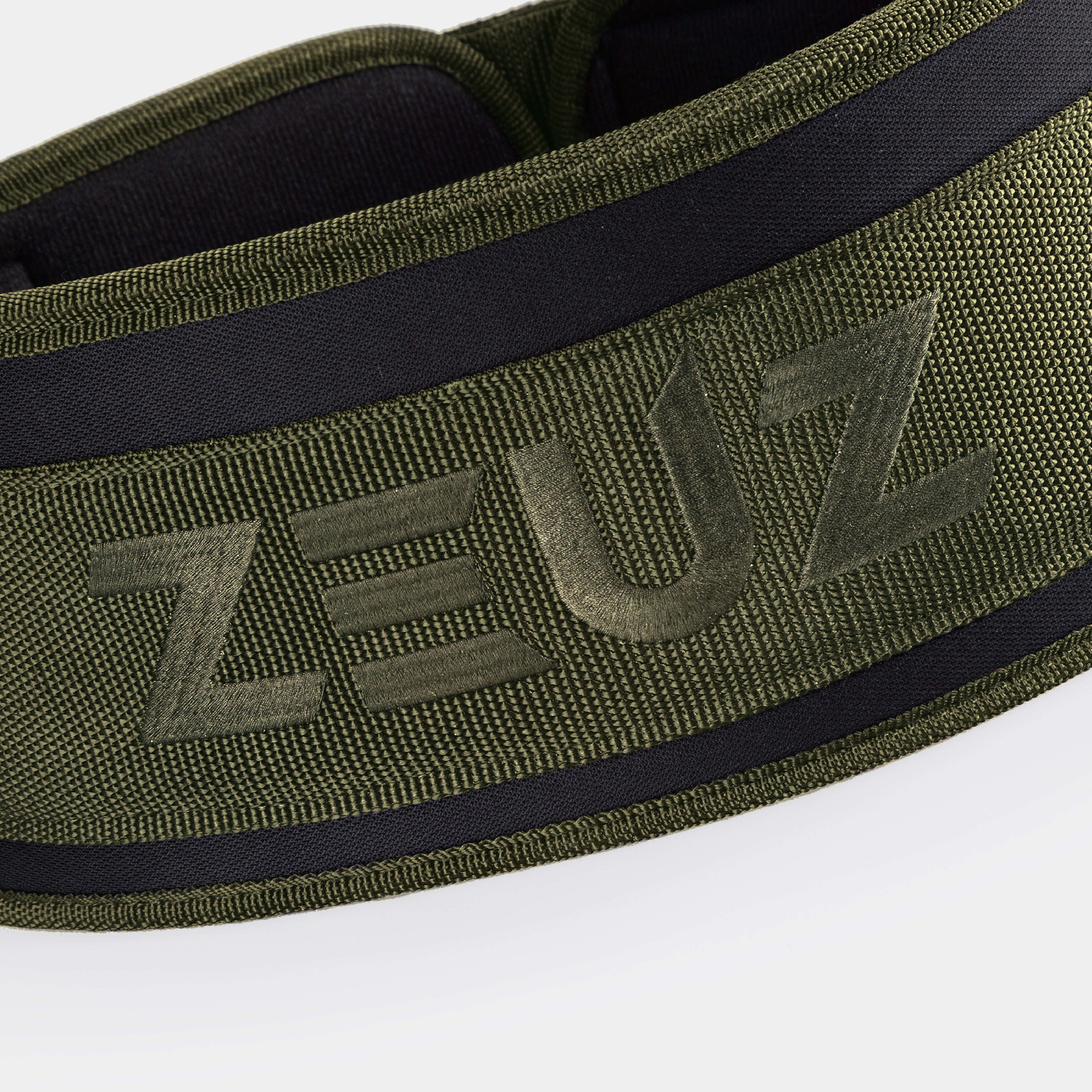 Close-up van het geborduurde ZEUZ logo op de gewichthefriem legergroen