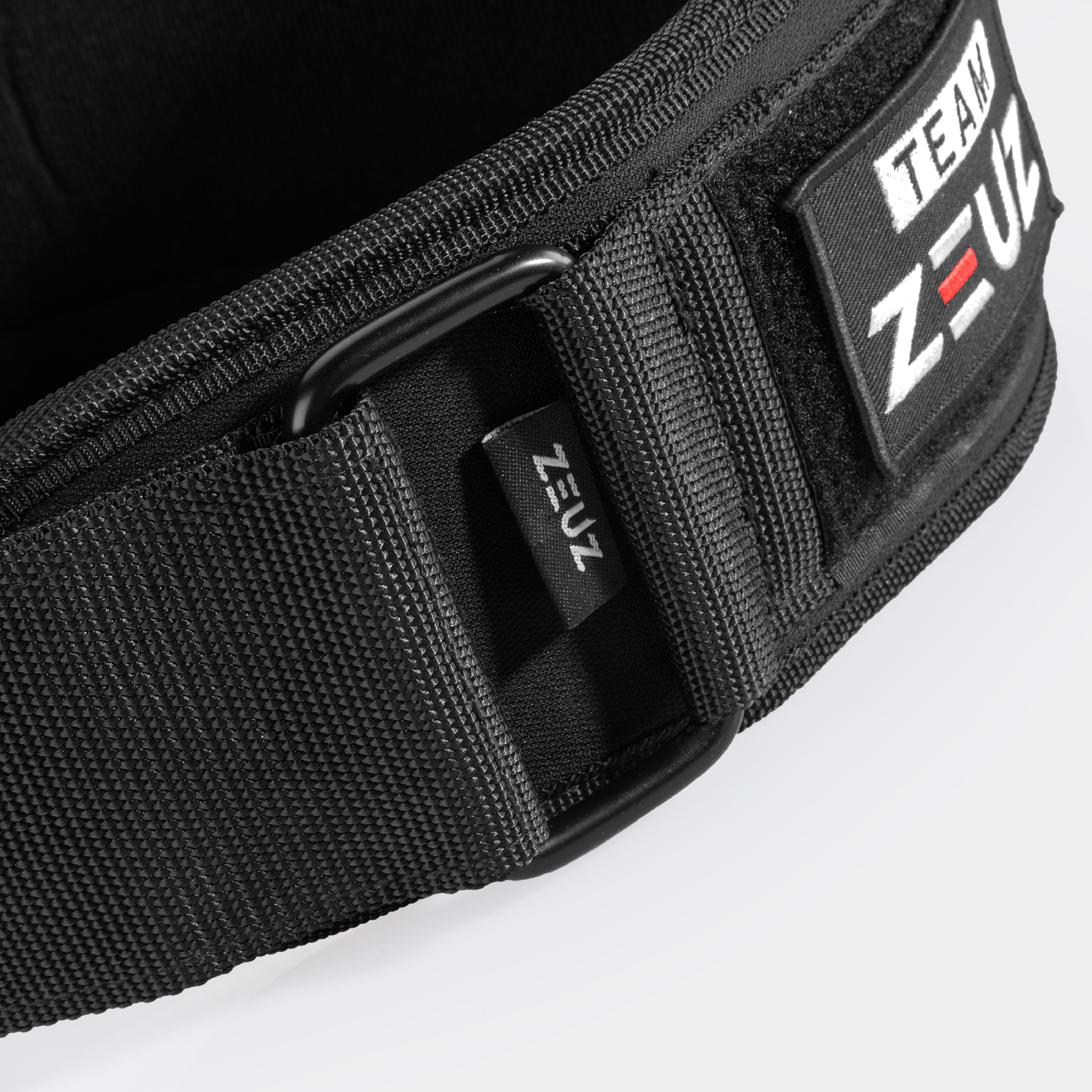 Detail van gesp, ZEUZ patch en label op de gewichthefriem zwart