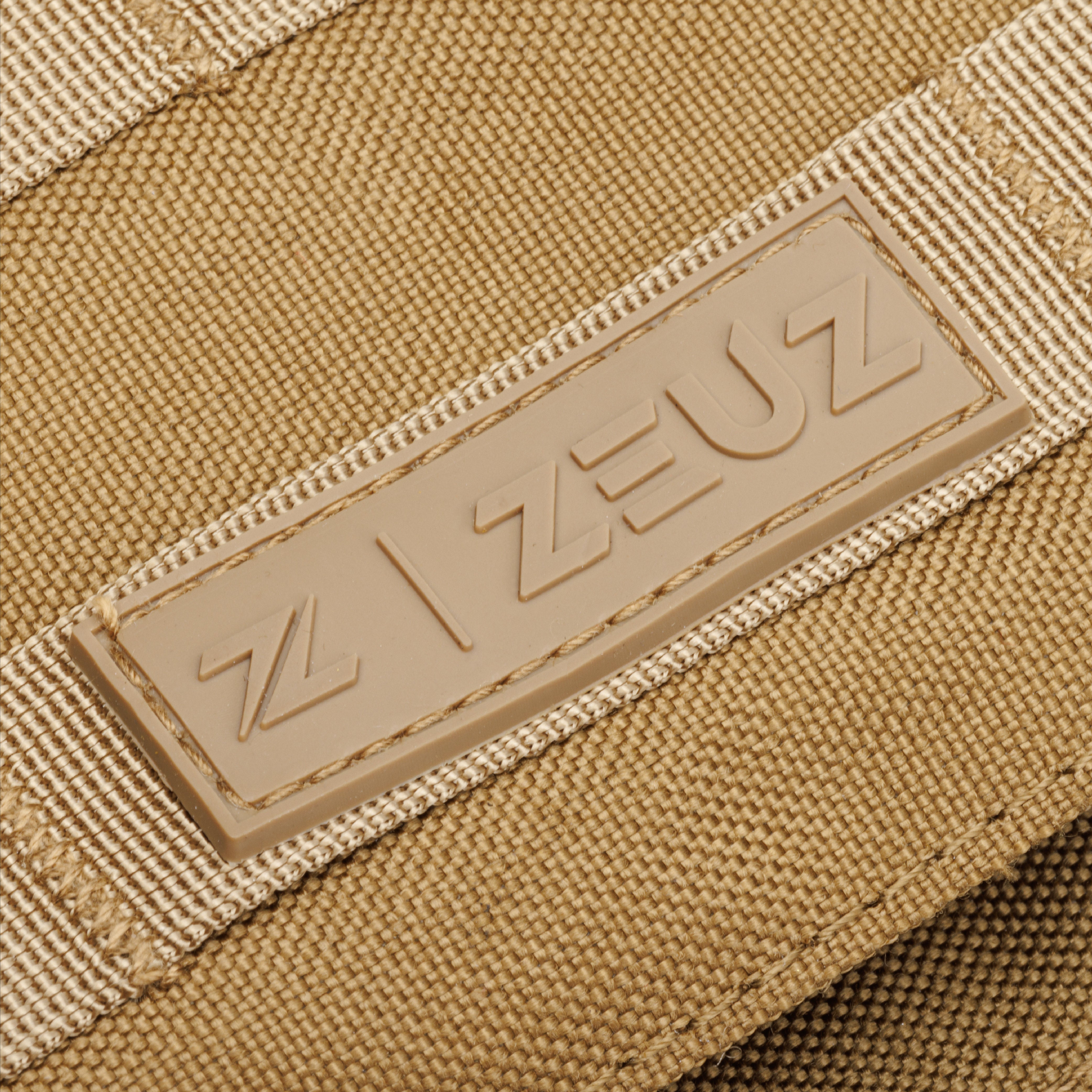 Detail van ZEUZ-logo op beige tactical gewichtsvest – hoogwaardige afwerking voor intensieve trainingen