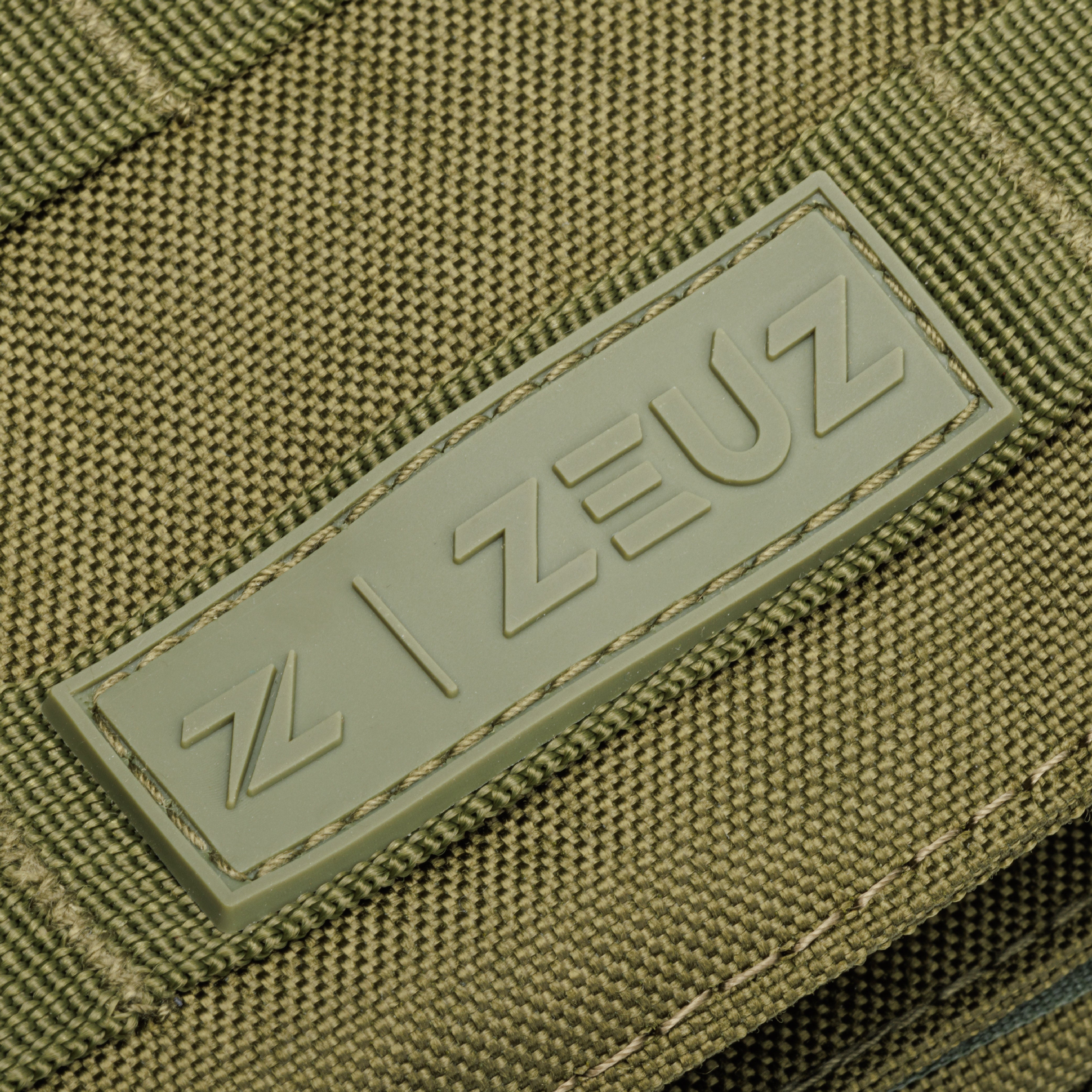 Detail van ZEUZ-logo op legergroen tactical gewichtsvest – hoogwaardige afwerking voor intensieve trainingen