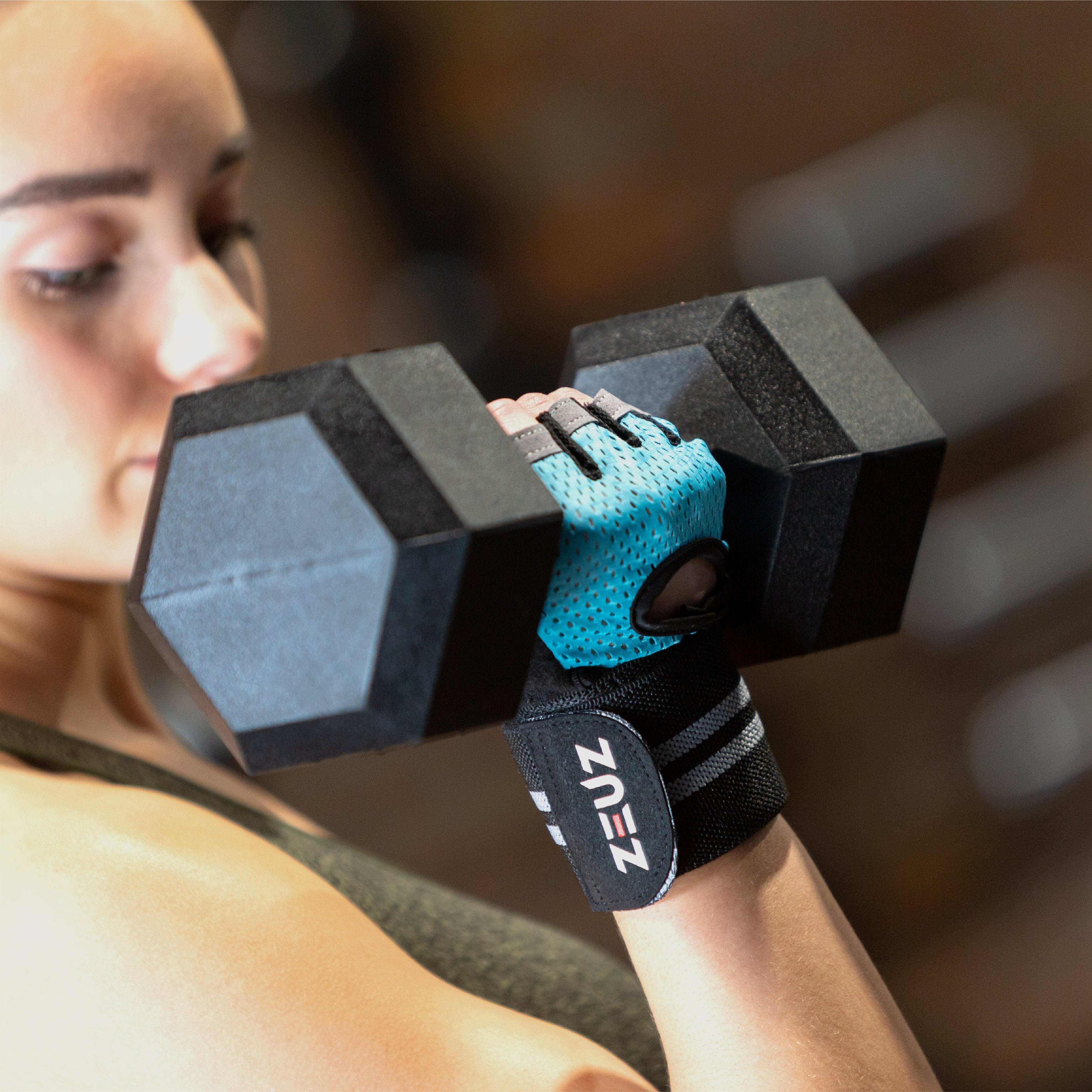 ZEUZ Sporthandschoenen blauw – sfeerbeeld tijdens workout met focus op grip
