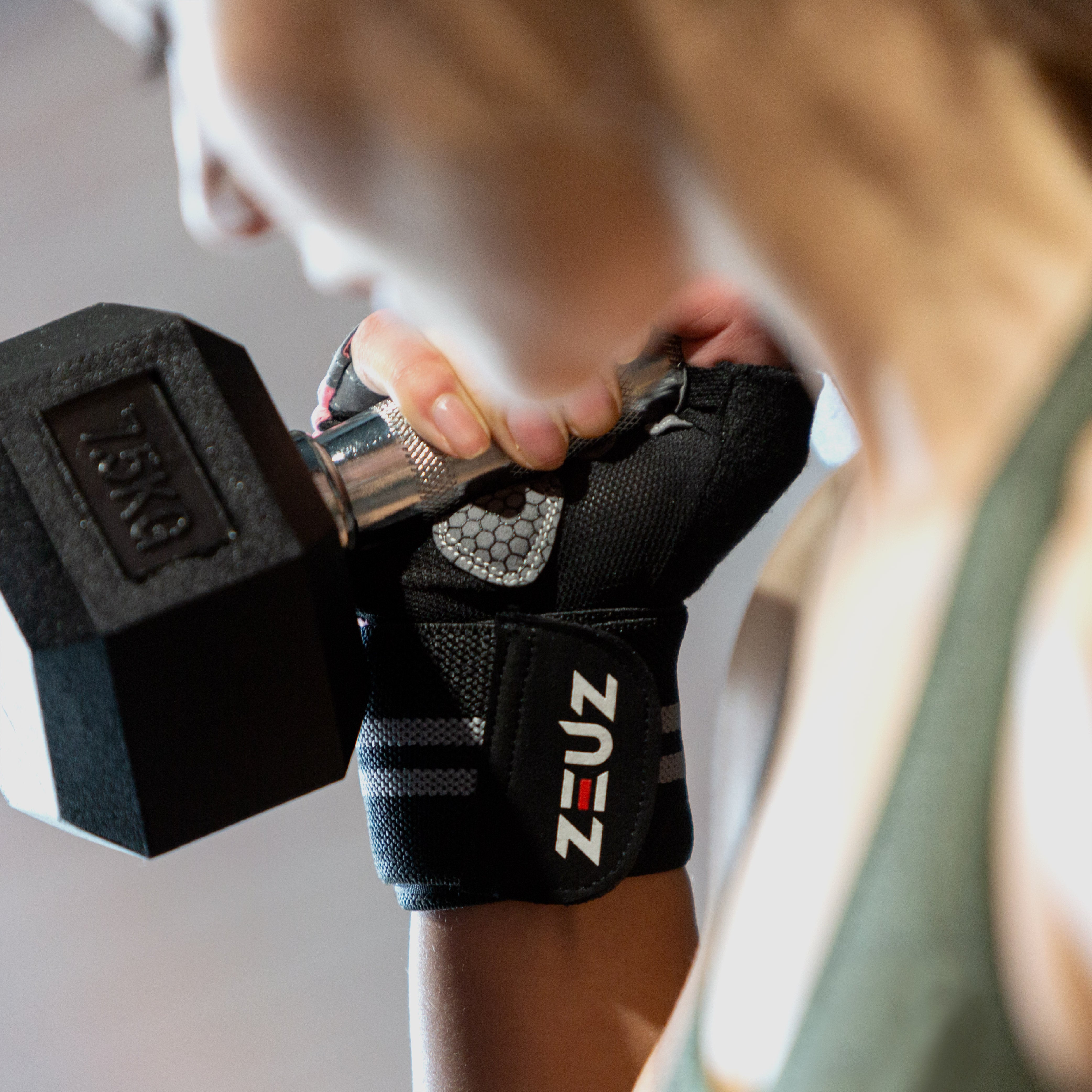 ZEUZ Sporthandschoenen roze in gebruik tijdens training – comfort en bescherming