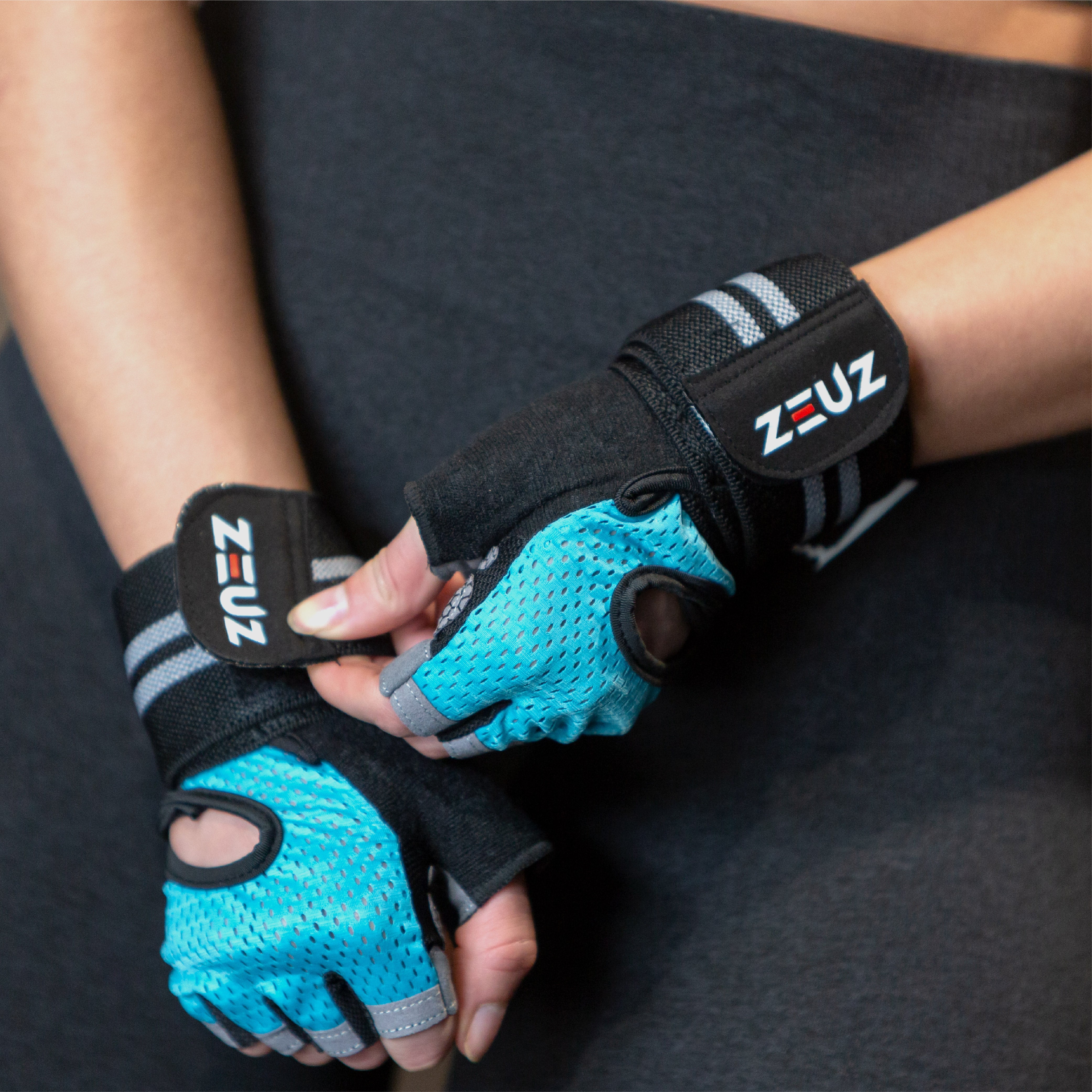 ZEUZ Sporthandschoenen blauw in gebruik tijdens training – comfort en bescherming