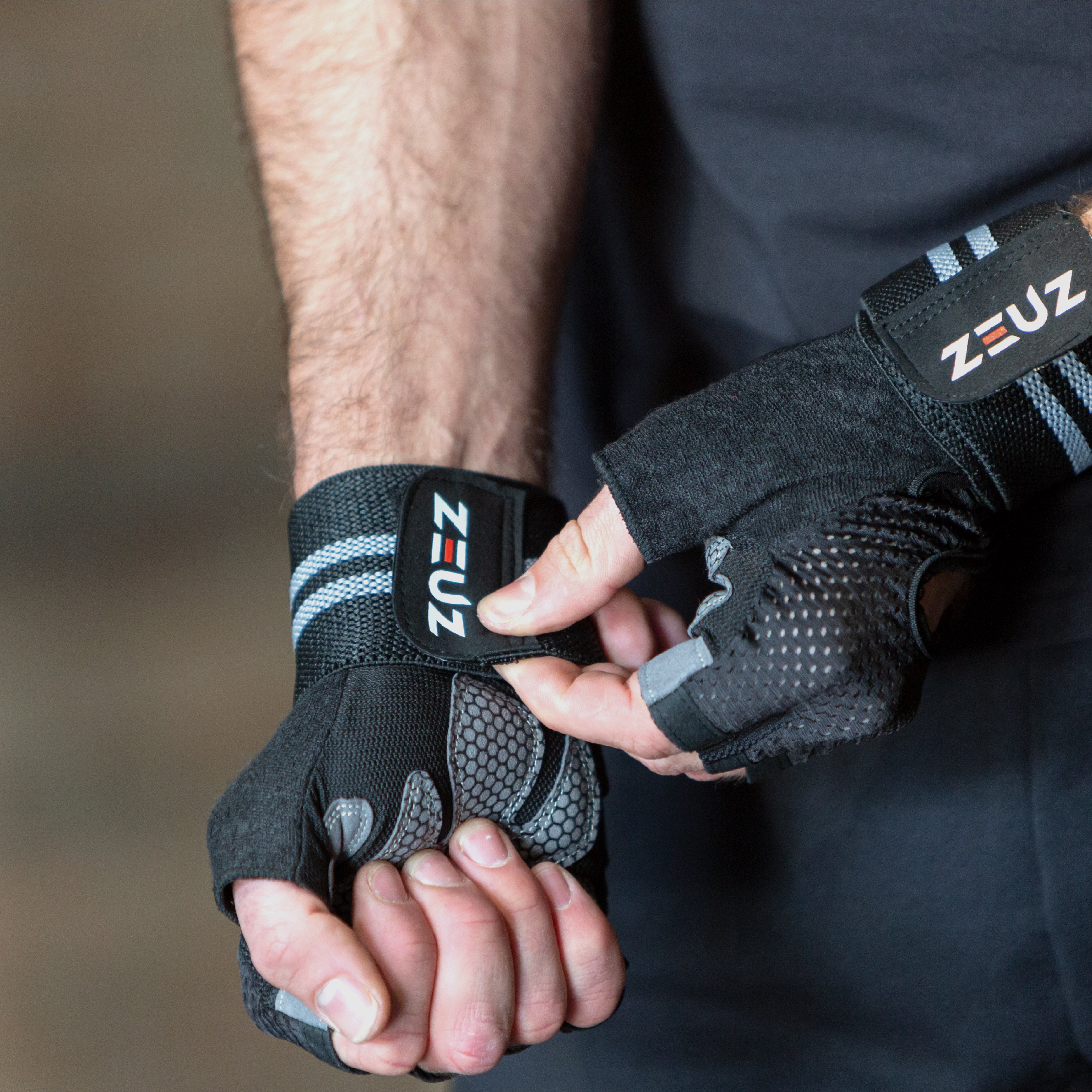 ZEUZ Sporthandschoenen grijs/zwart in gebruik tijdens training – comfort en bescherming