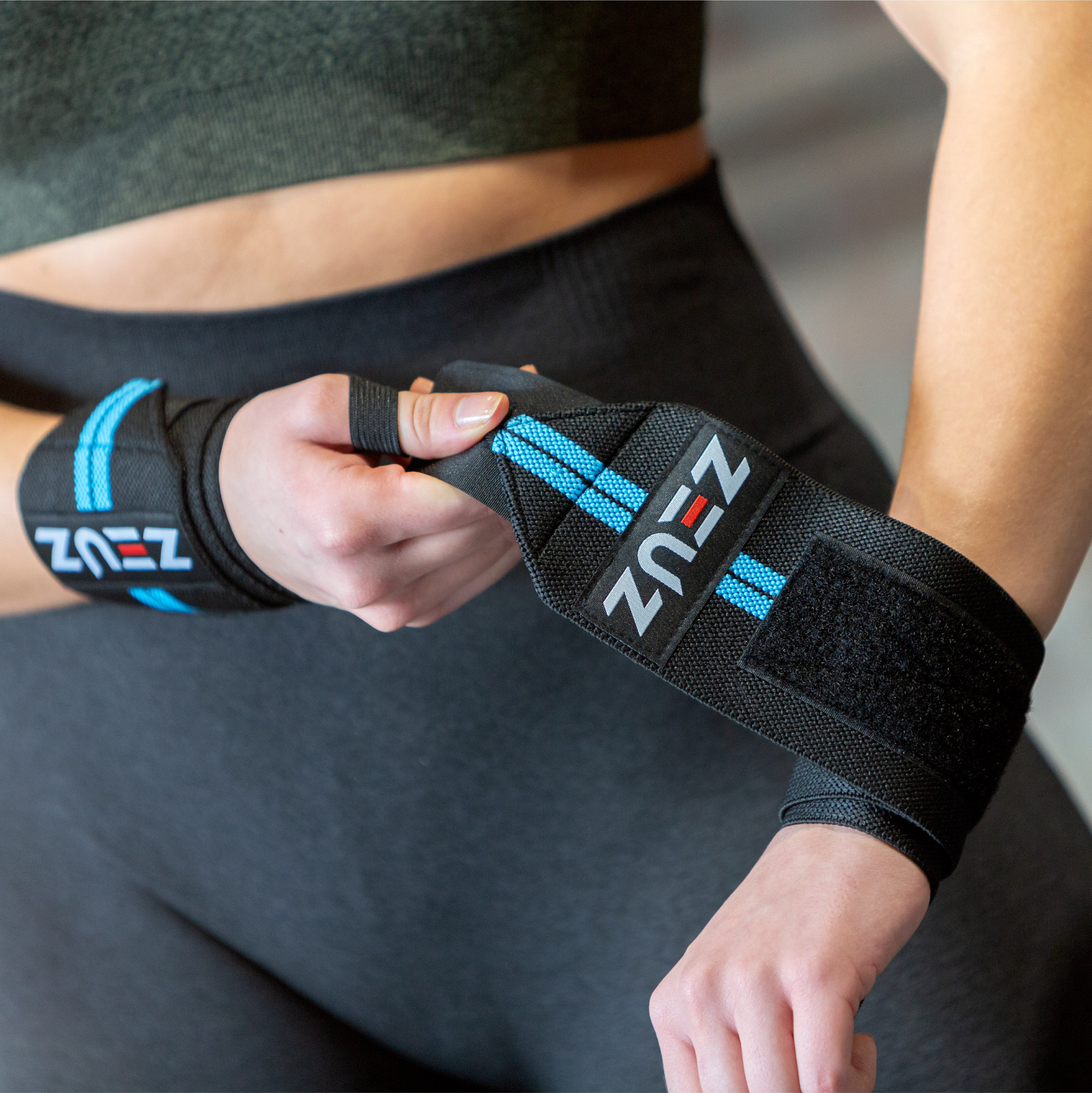 ZEUZ Polsbanden zwart met blauwe strepen in sportsituatie – ondersteuning tijdens training of lifting