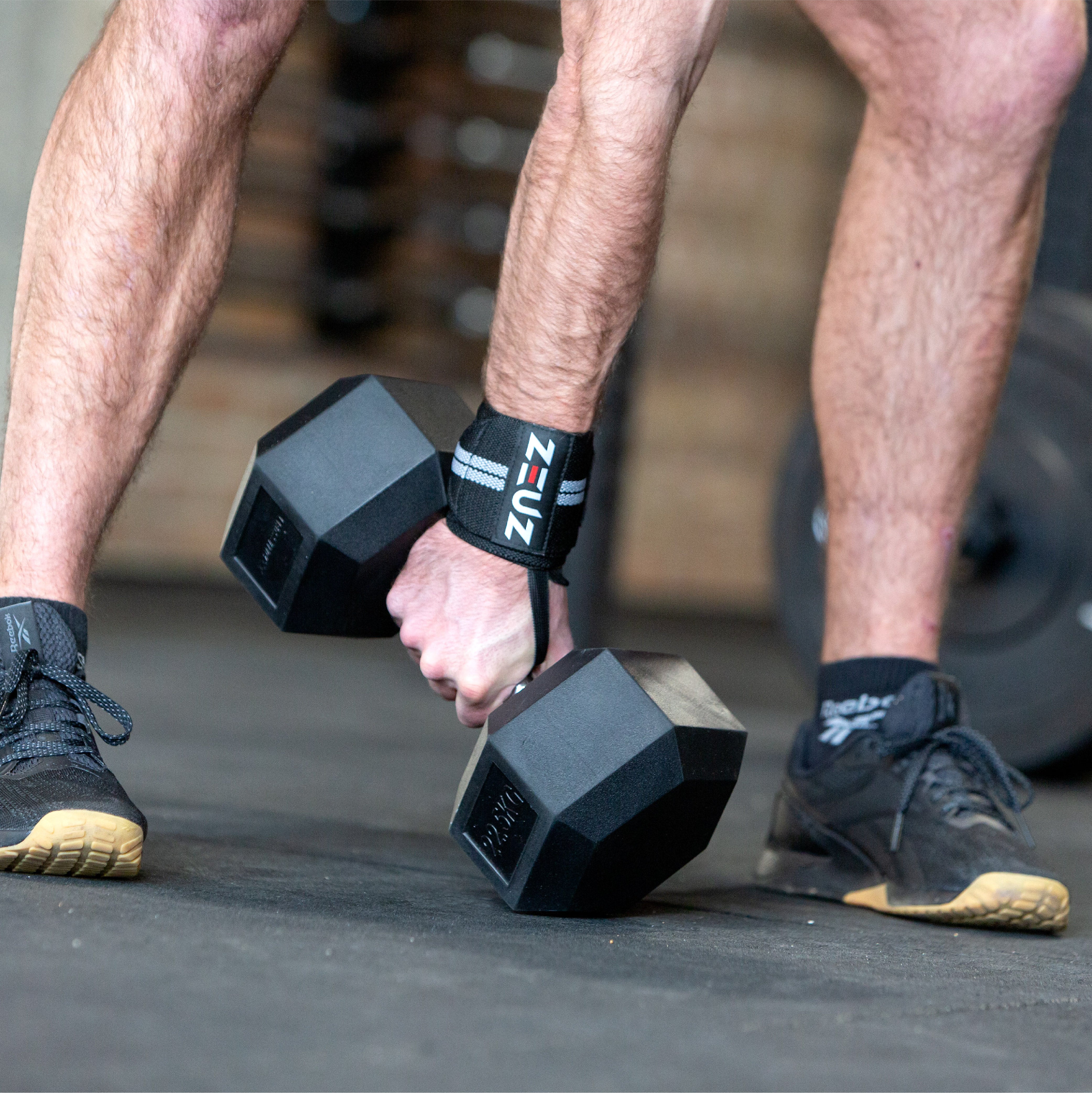 ZEUZ Polsbanden zwart met grijze strepen in sportsituatie – ondersteuning tijdens training of lifting