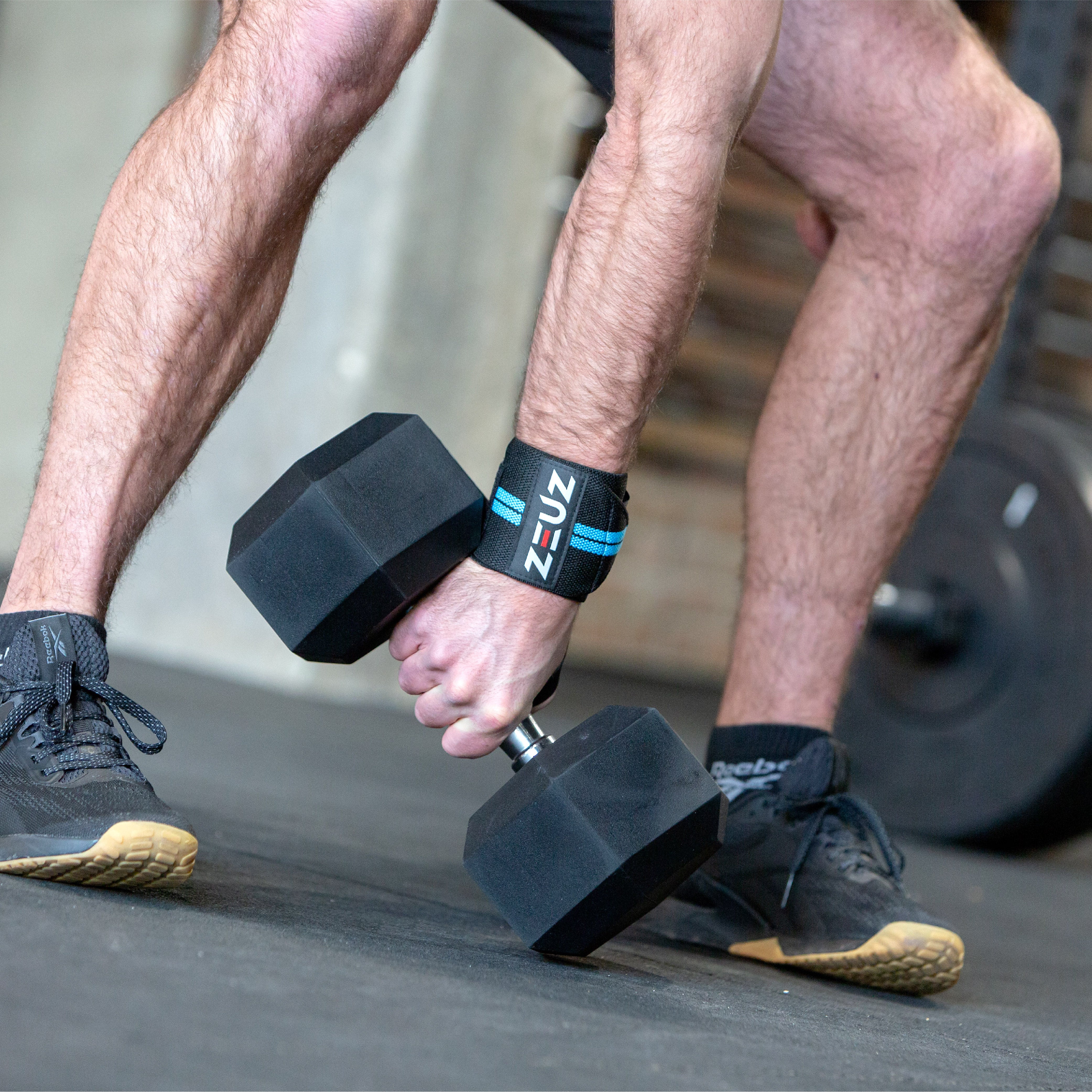 ZEUZ Polsbanden zwart met blauwe strepen in sportsituatie – ondersteuning tijdens training of lifting