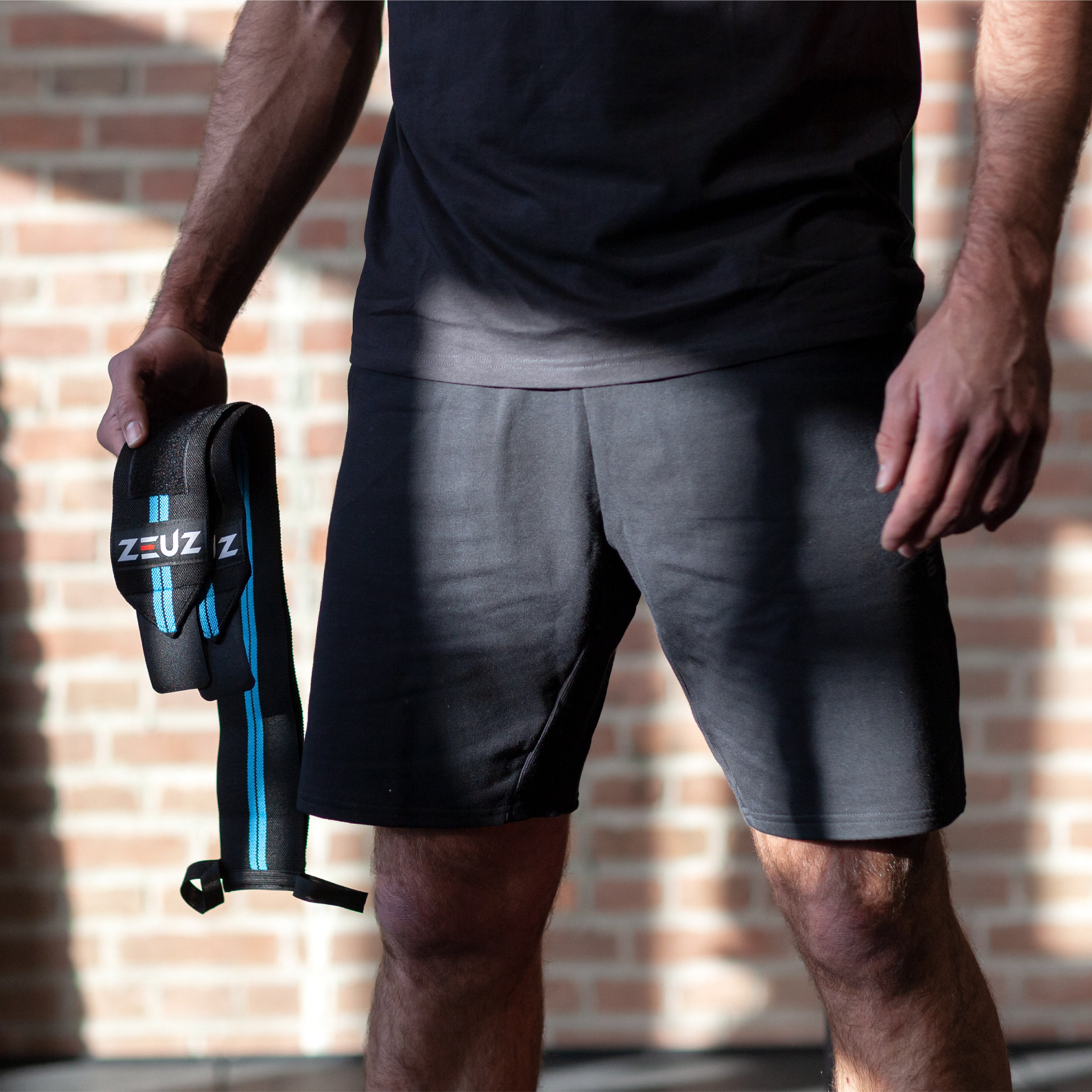 ZEUZ Polsbanden zwart met blauwe strepen in sportsituatie – ondersteuning tijdens training of lifting