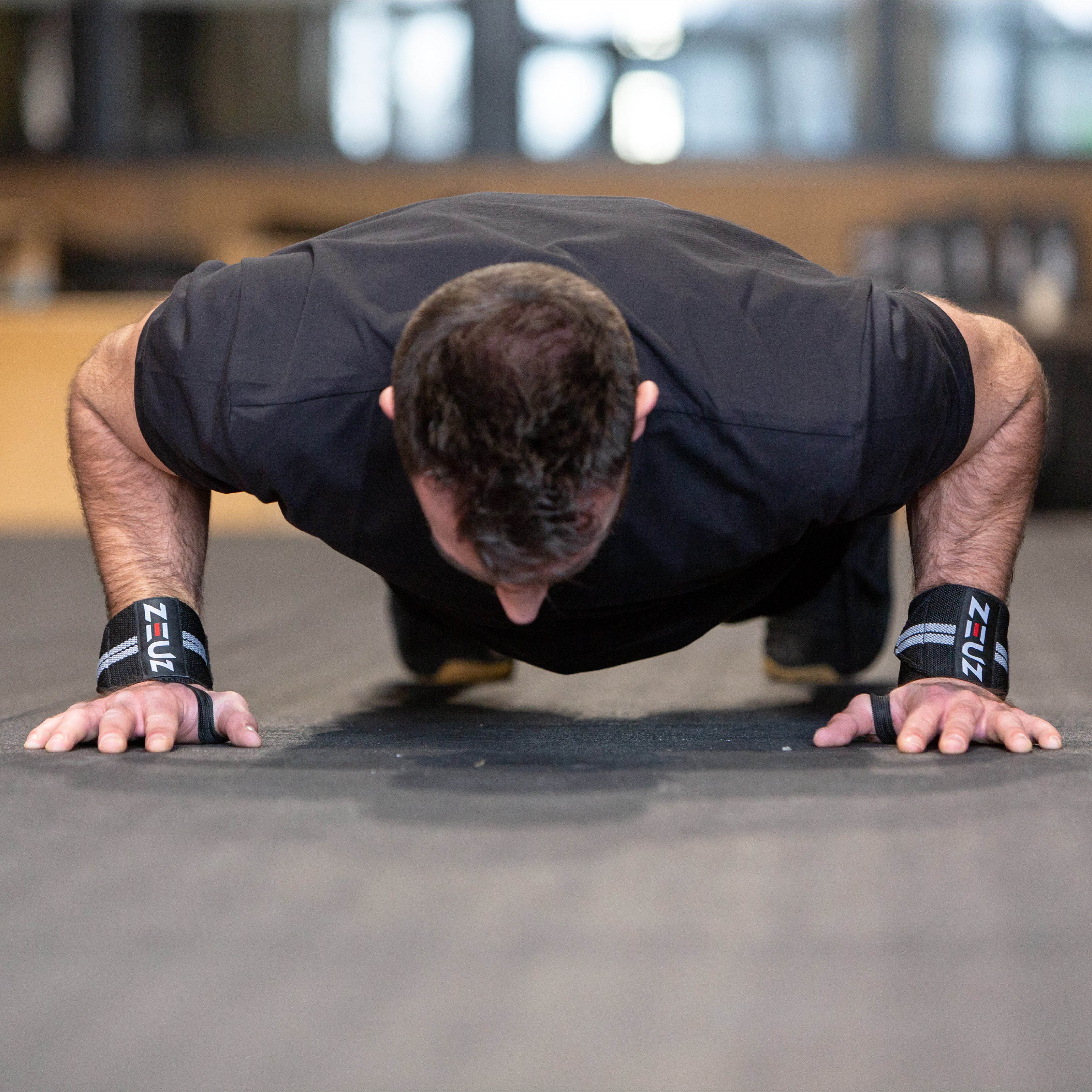 ZEUZ Polsbanden zwart met grijze strepen in sportsituatie – ondersteuning tijdens training of lifting