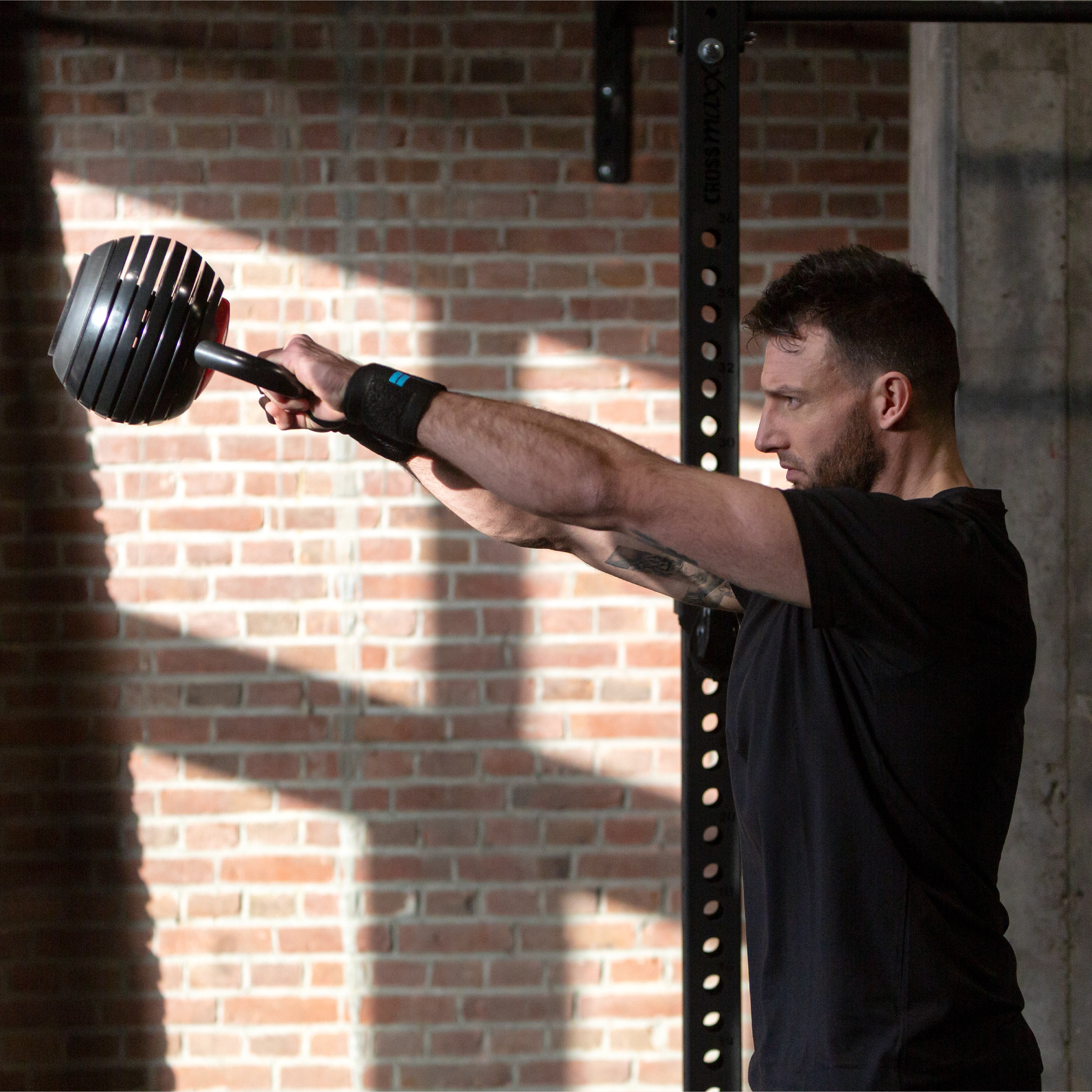 ZEUZ Polsbanden zwart met blauwe strepen in sportsituatie – ondersteuning tijdens training of lifting