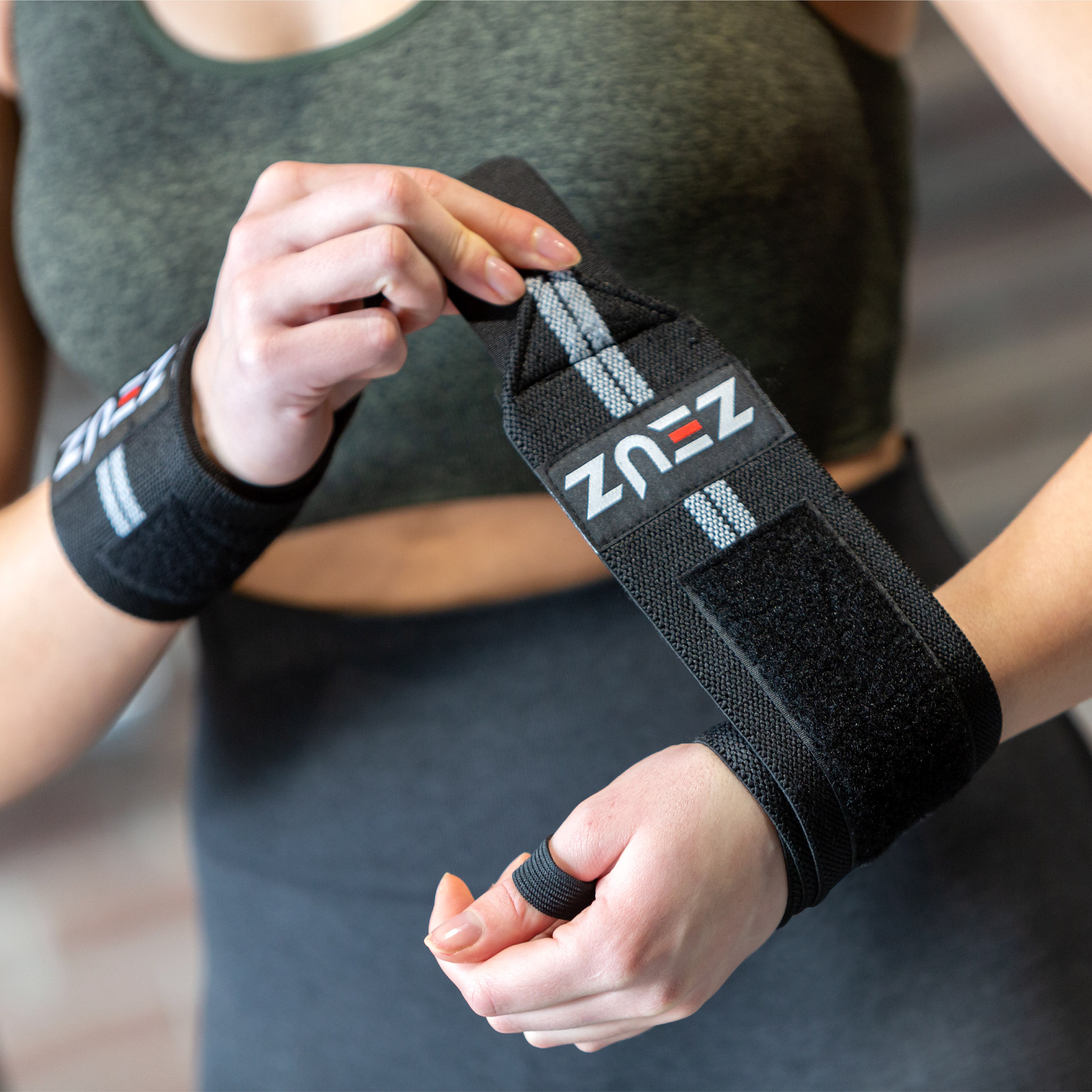 ZEUZ Polsbanden zwart met grijze strepen in sportsituatie – ondersteuning tijdens training of lifting