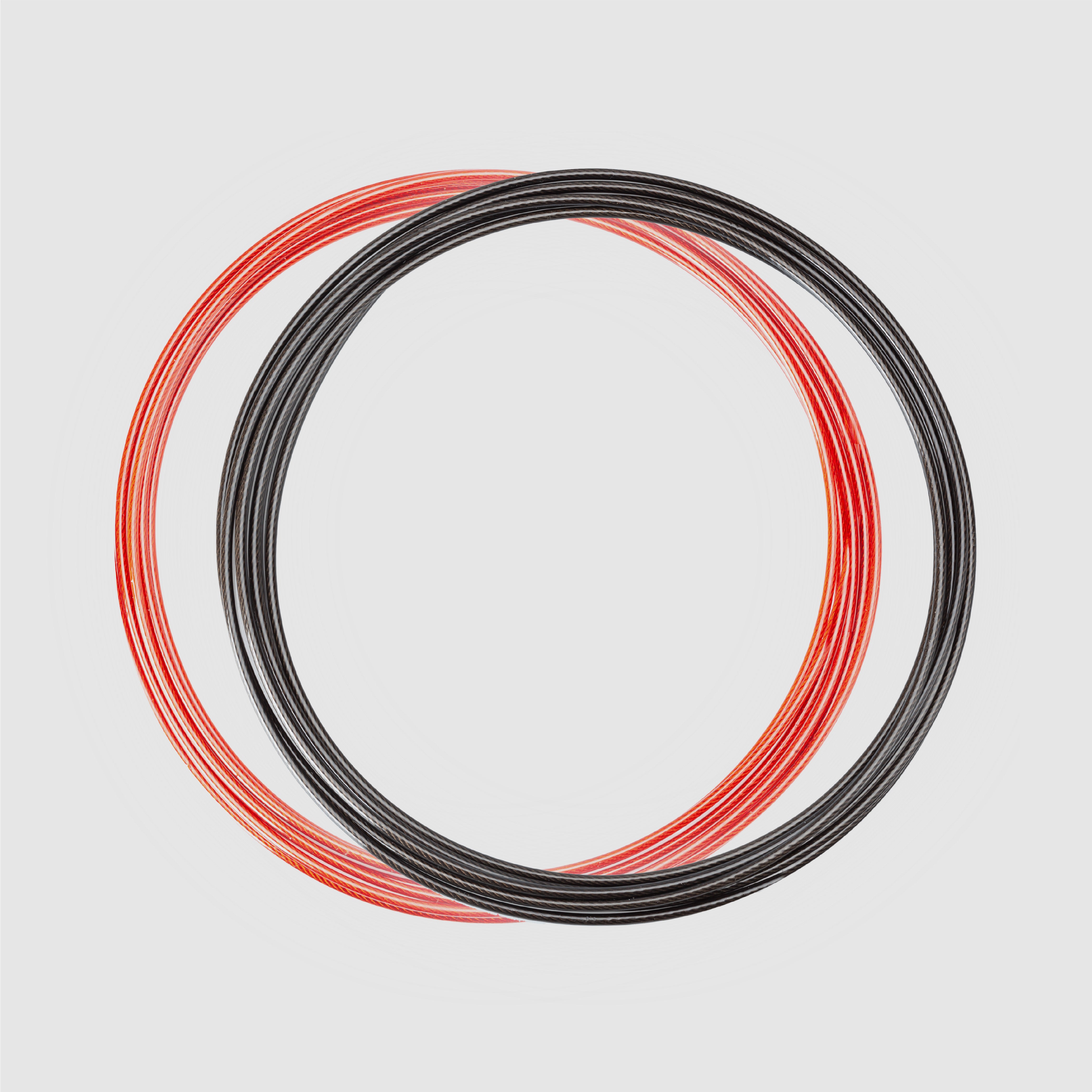 Twee verwisselbare kabels in verschillende kleuren – onderdeel van de ZEUZ SR-2 Springtouw set rood