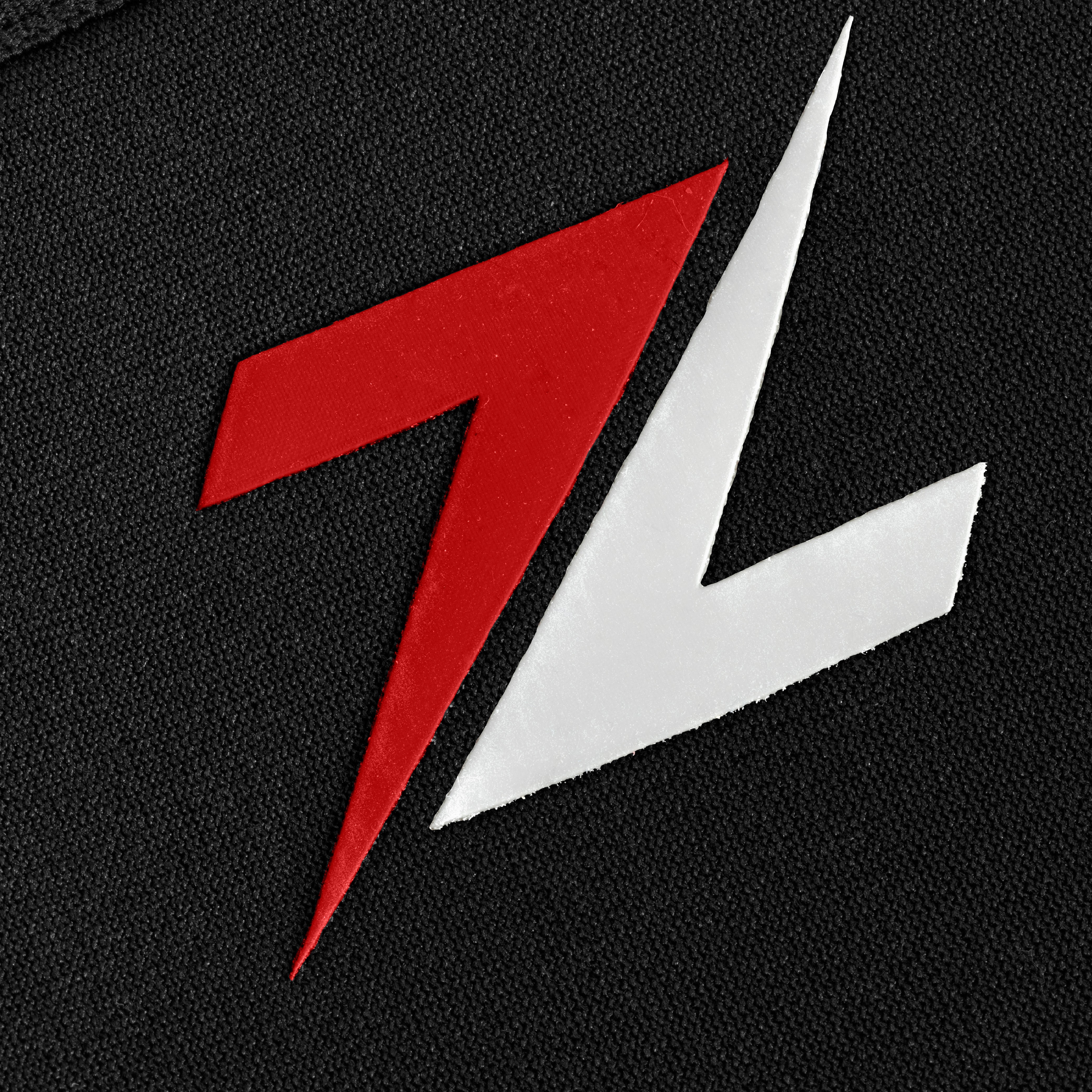 Close-up van het ZEUZ logo op de zwarte knee sleeves – premium afwerking voor sporters