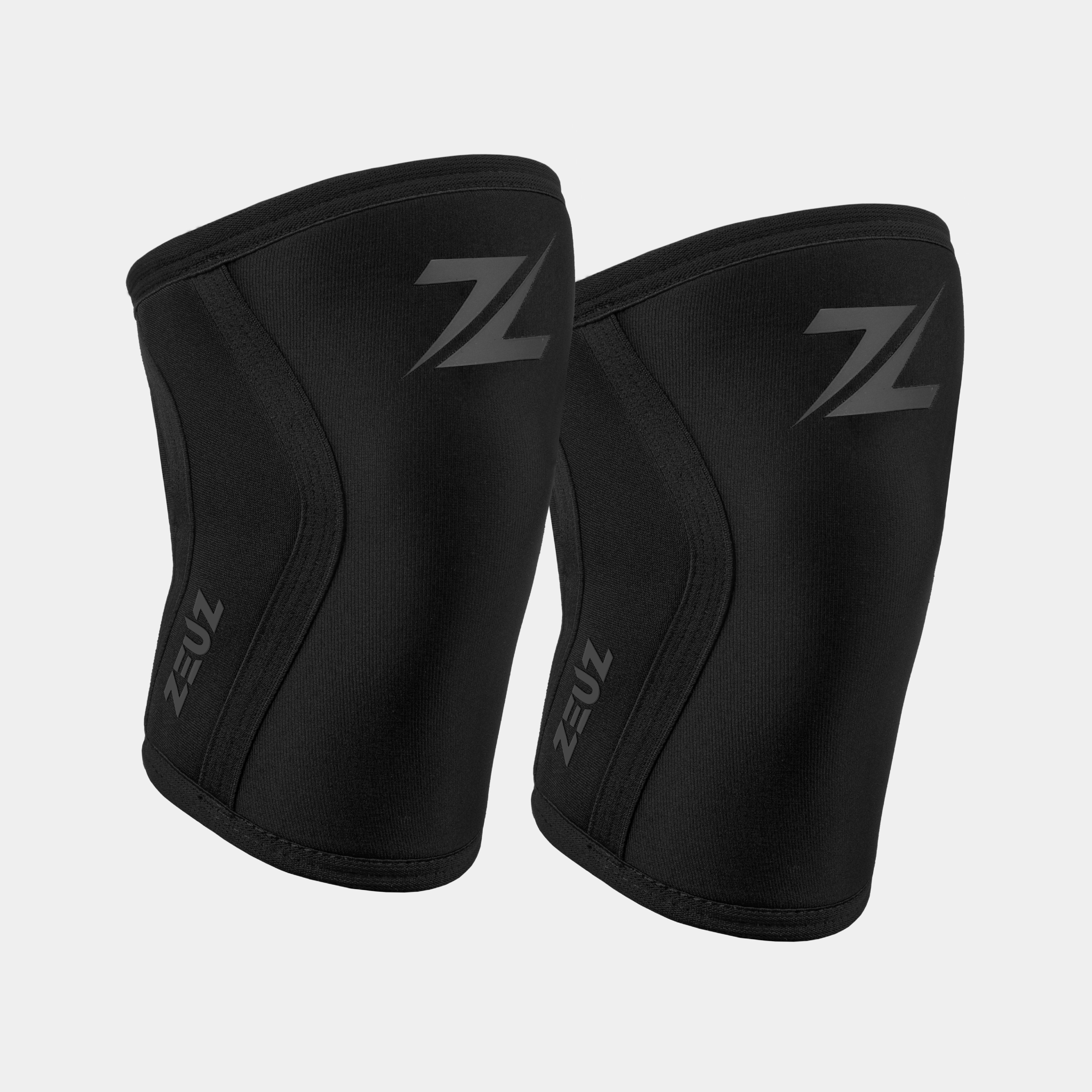 Zwarte ZEUZ Knee Sleeves met zwart logo – subtiele stijl en stevige compressie
