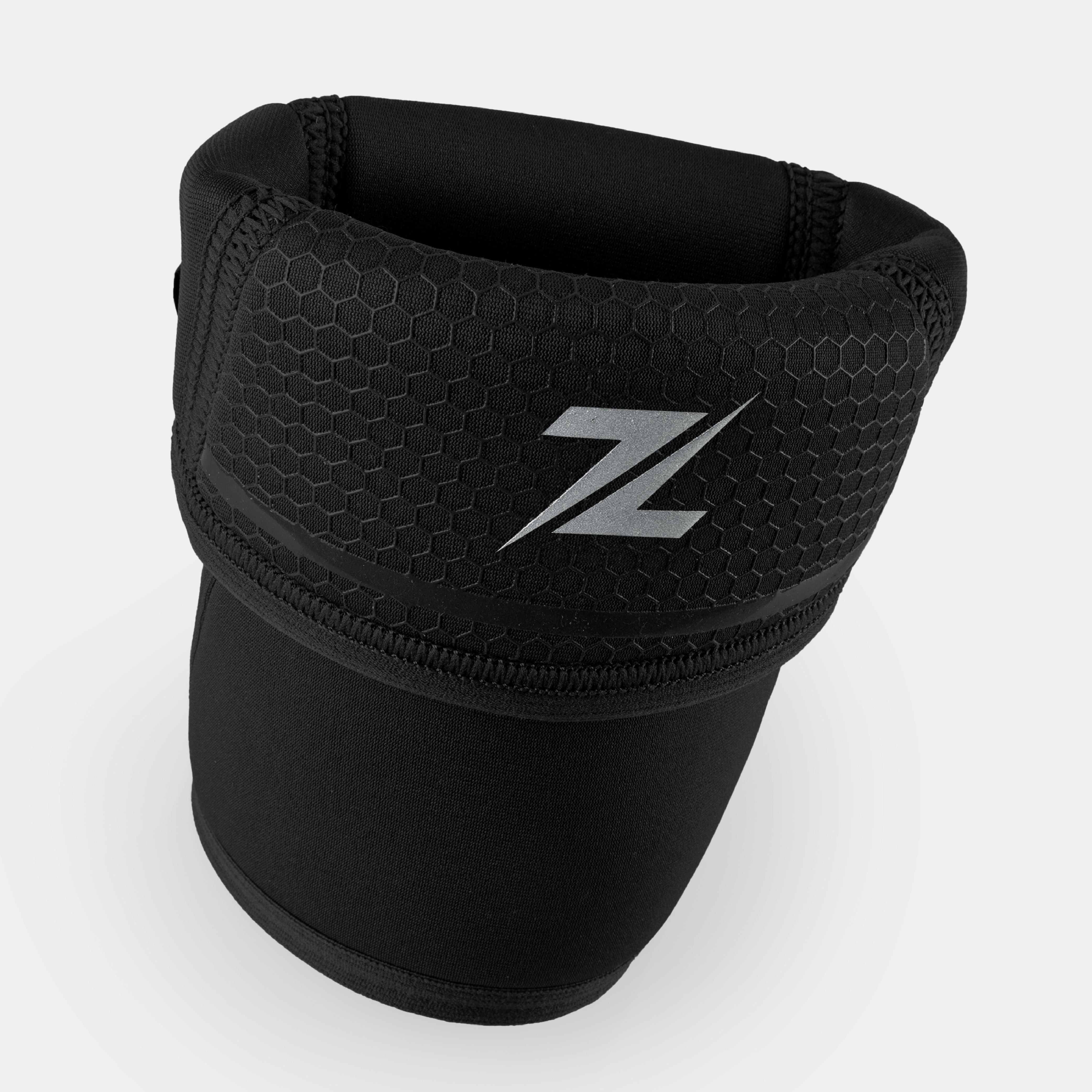All-Black ZEUZ Knee Sleeves met zichtbare anti-slip binnenkant – voorkomt afzakken tijdens training