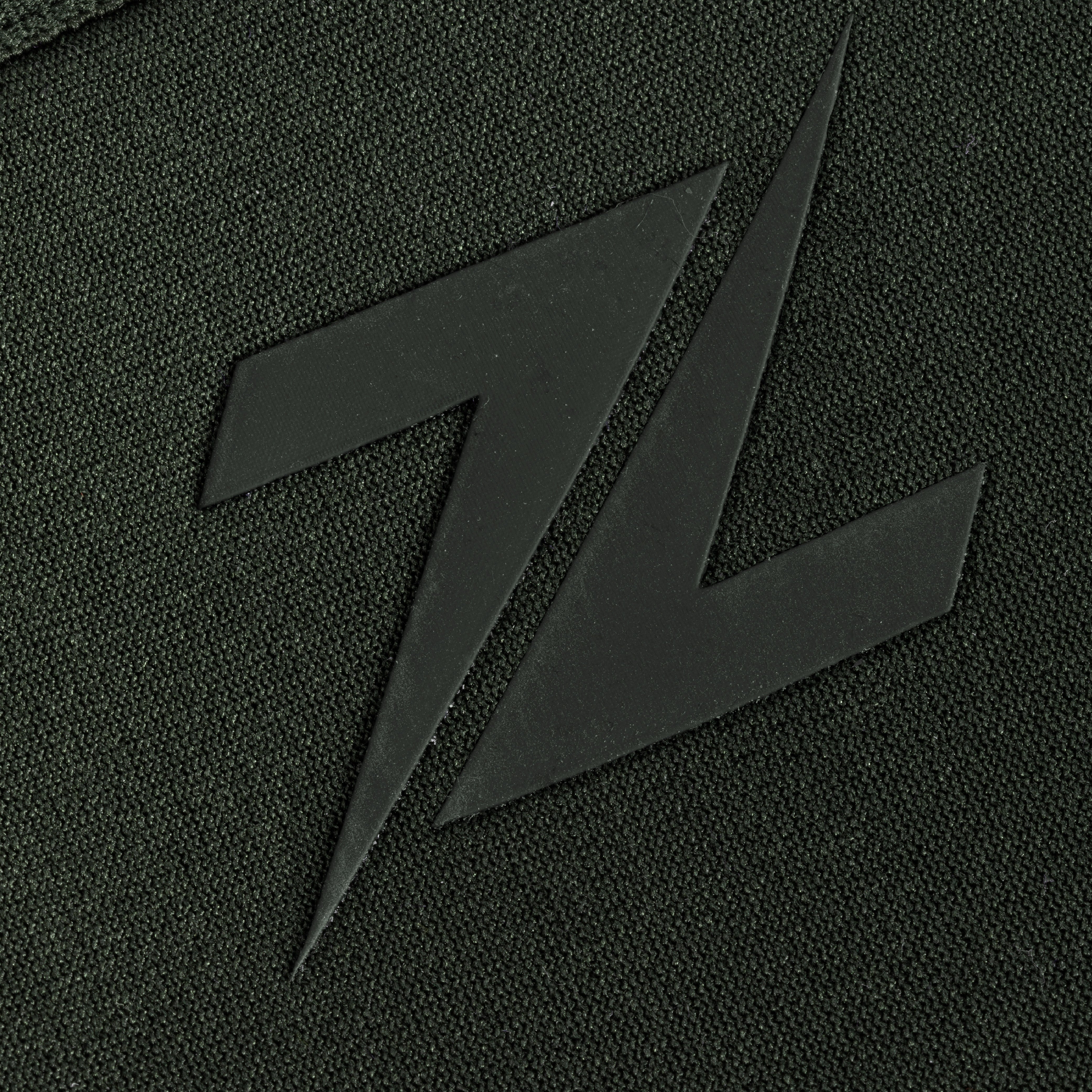 Close-up van het ZEUZ logo op de legergroene knee sleeves – premium afwerking voor sporters