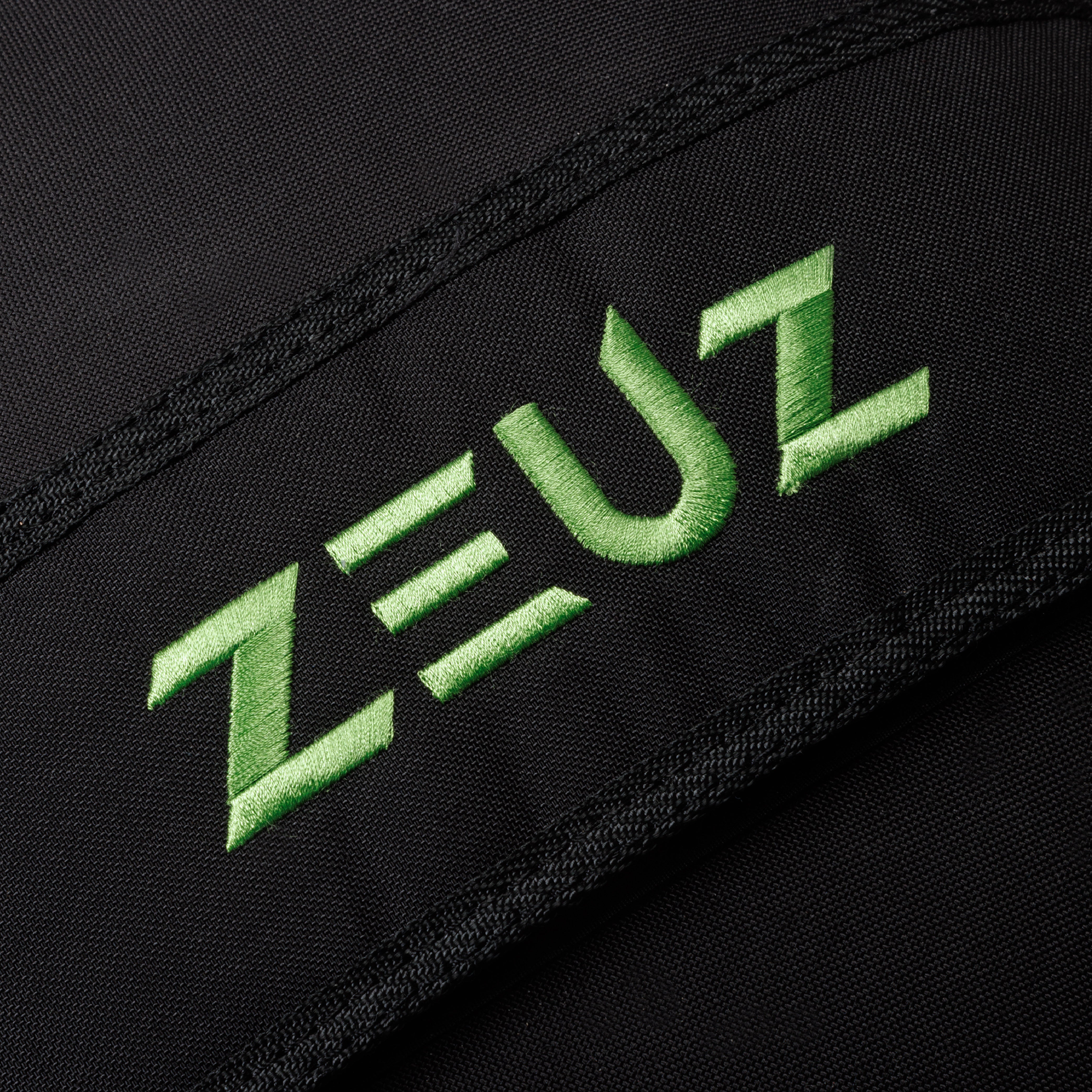 Detail van het ZEUZ logo op de Strongman Sandbag 40kg – slijtvaste afwerking