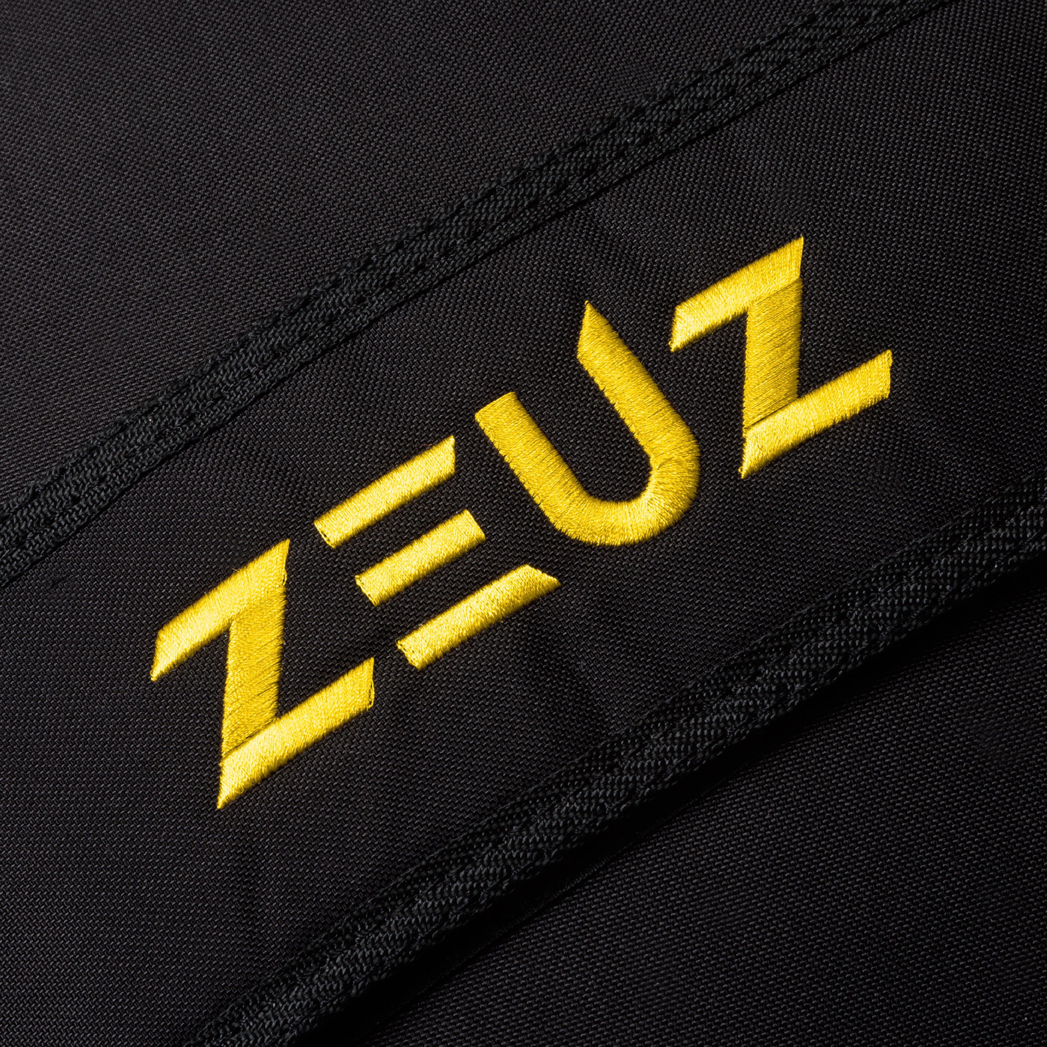 Detail van het ZEUZ logo op de Strongman Sandbag 30kg – slijtvaste afwerking
