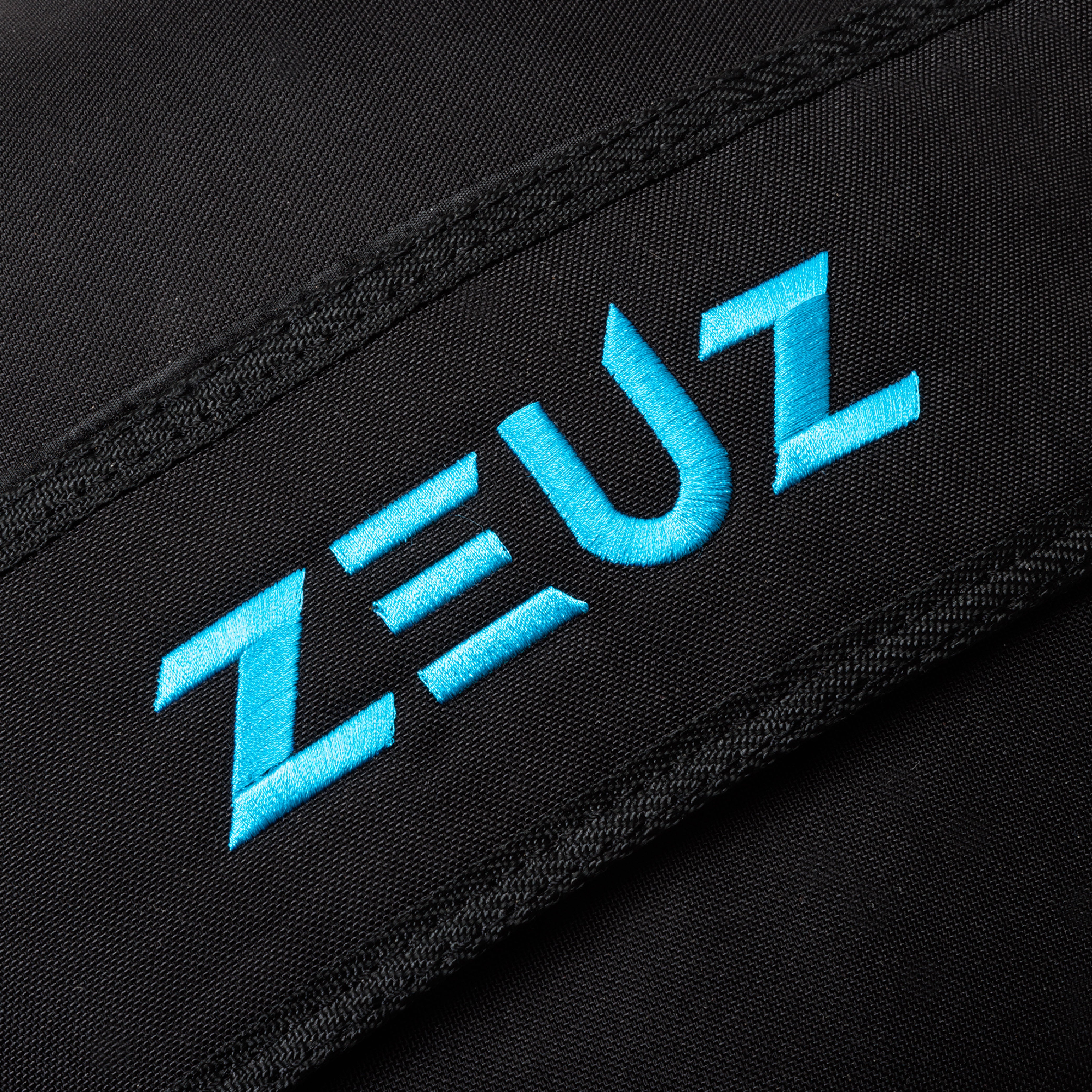 Detail van het ZEUZ logo op de Strongman Sandbag 20kg – slijtvaste afwerking