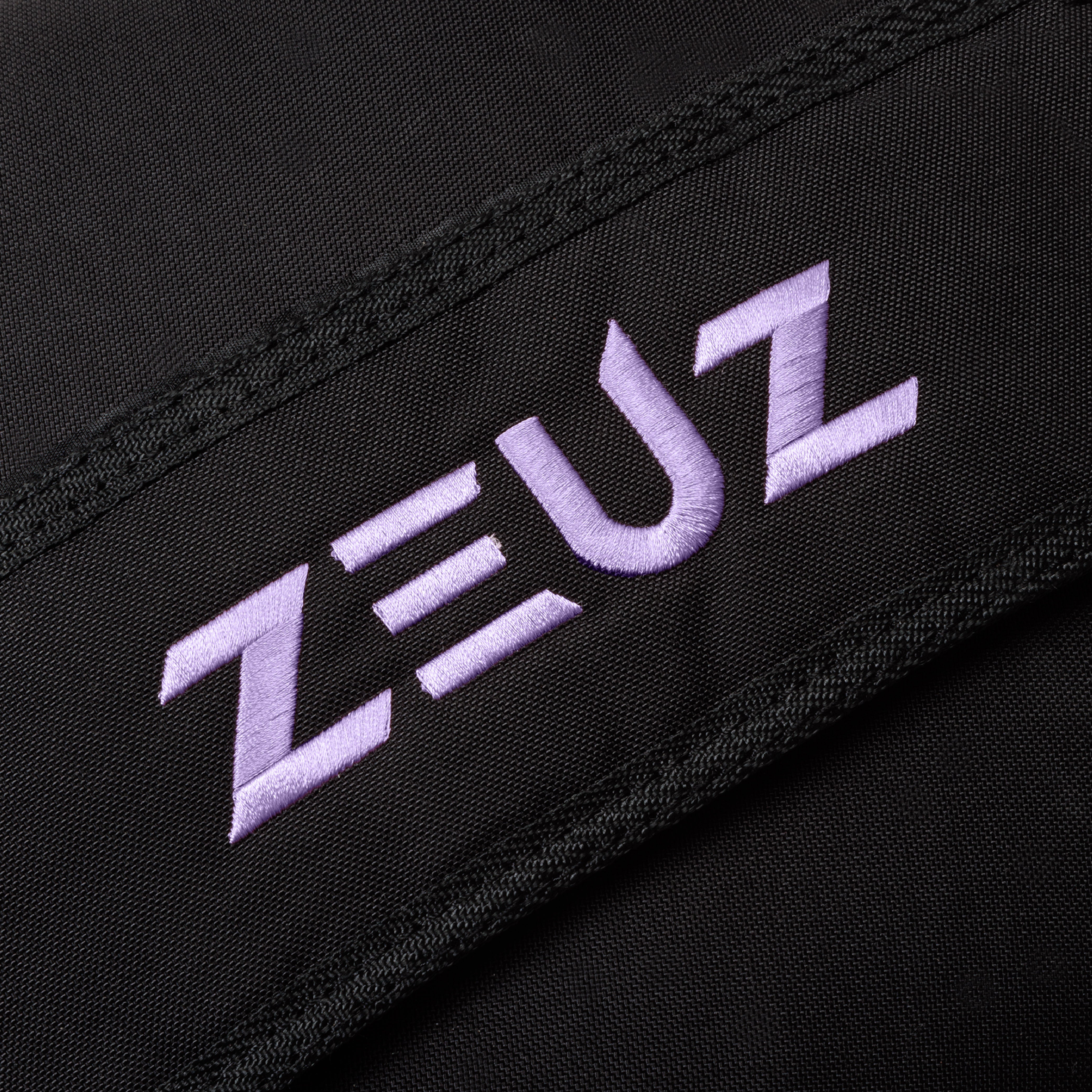 Detail van het ZEUZ logo op de Strongman Sandbag 10kg – slijtvaste afwerking