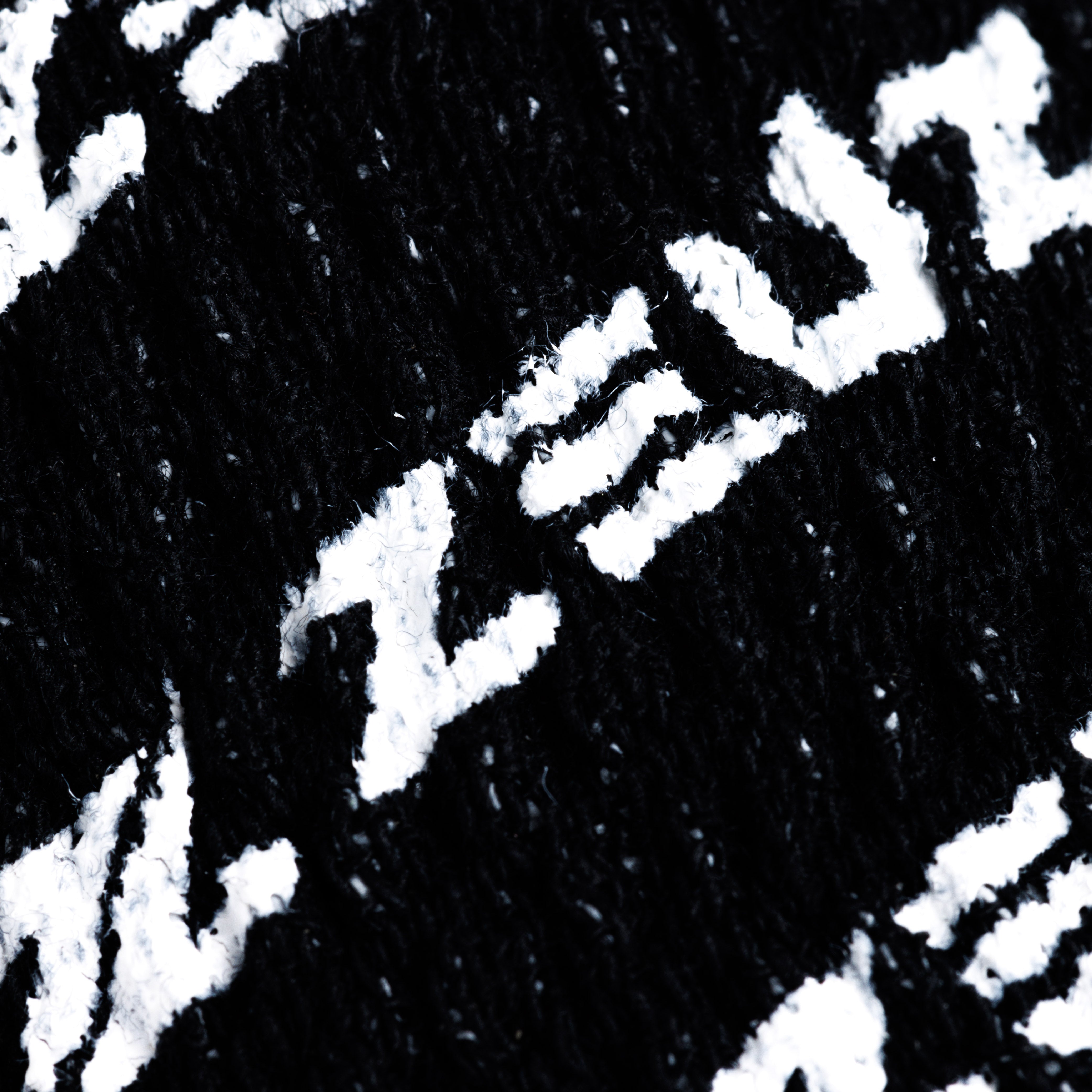 Detail van de structuur en print van ZEUZ Gewichthef Tape zwart