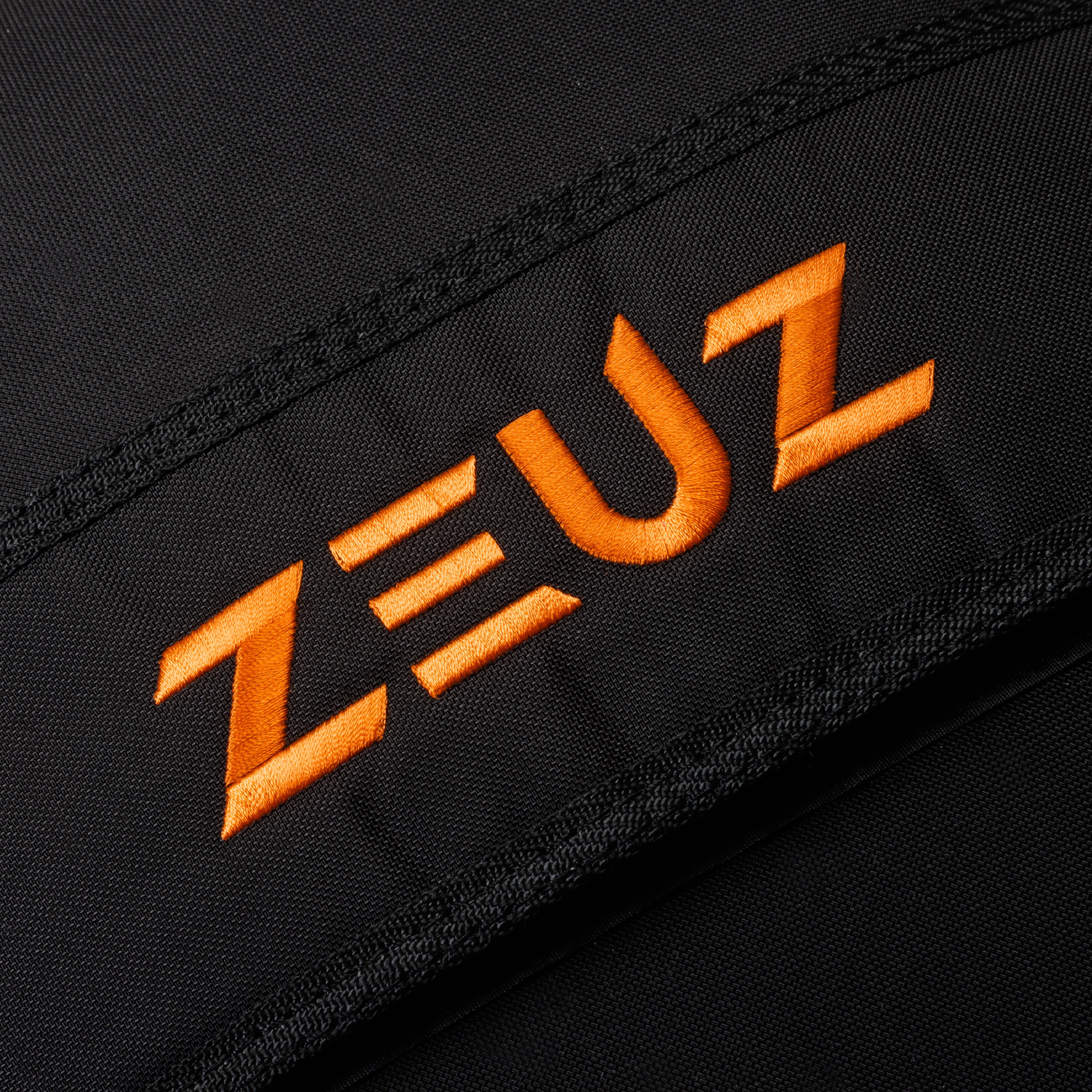 Detail van het ZEUZ logo op de Strongman Sandbag 50kg – slijtvaste afwerking