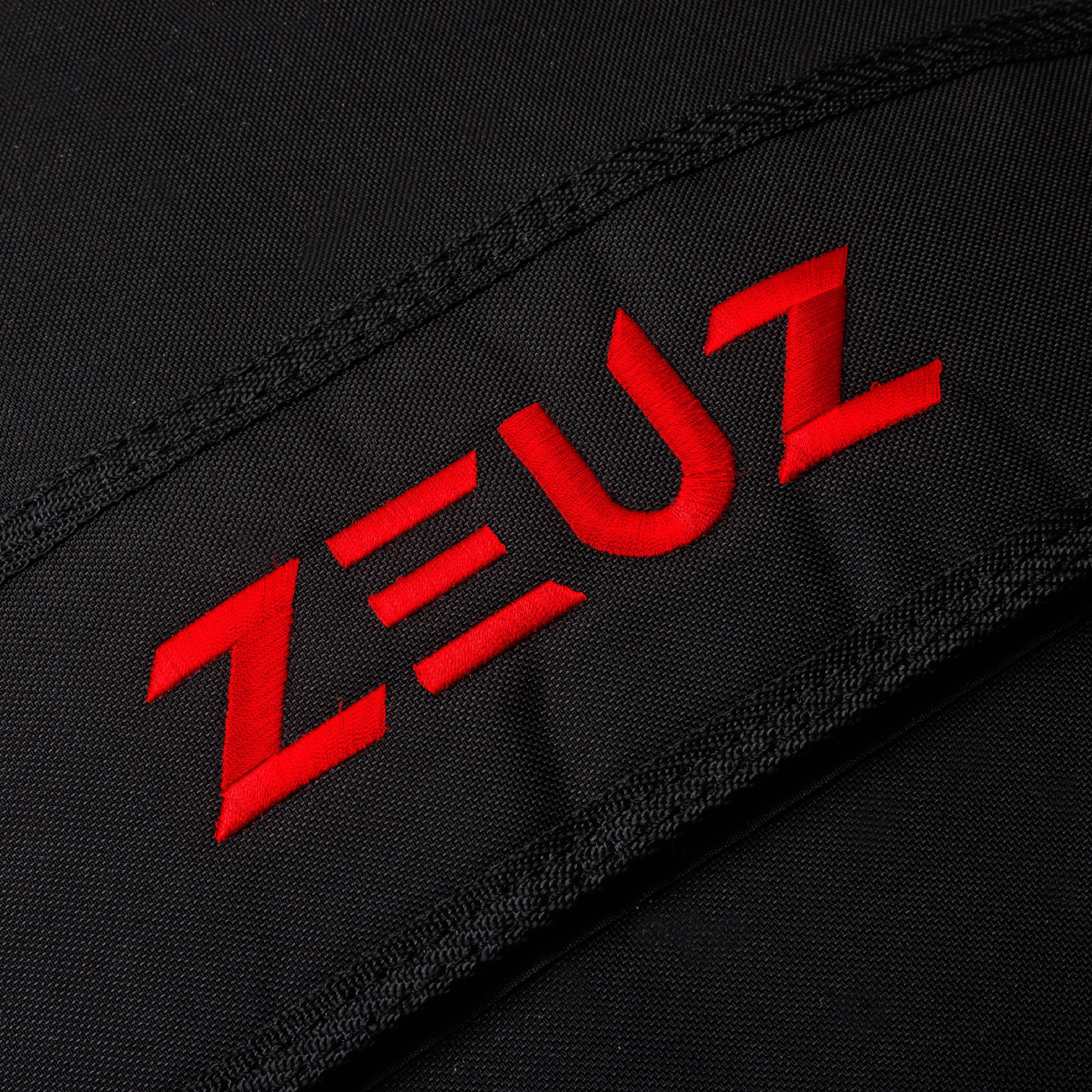 Detail van het ZEUZ logo op de Strongman Sandbag 60kg – slijtvaste afwerking