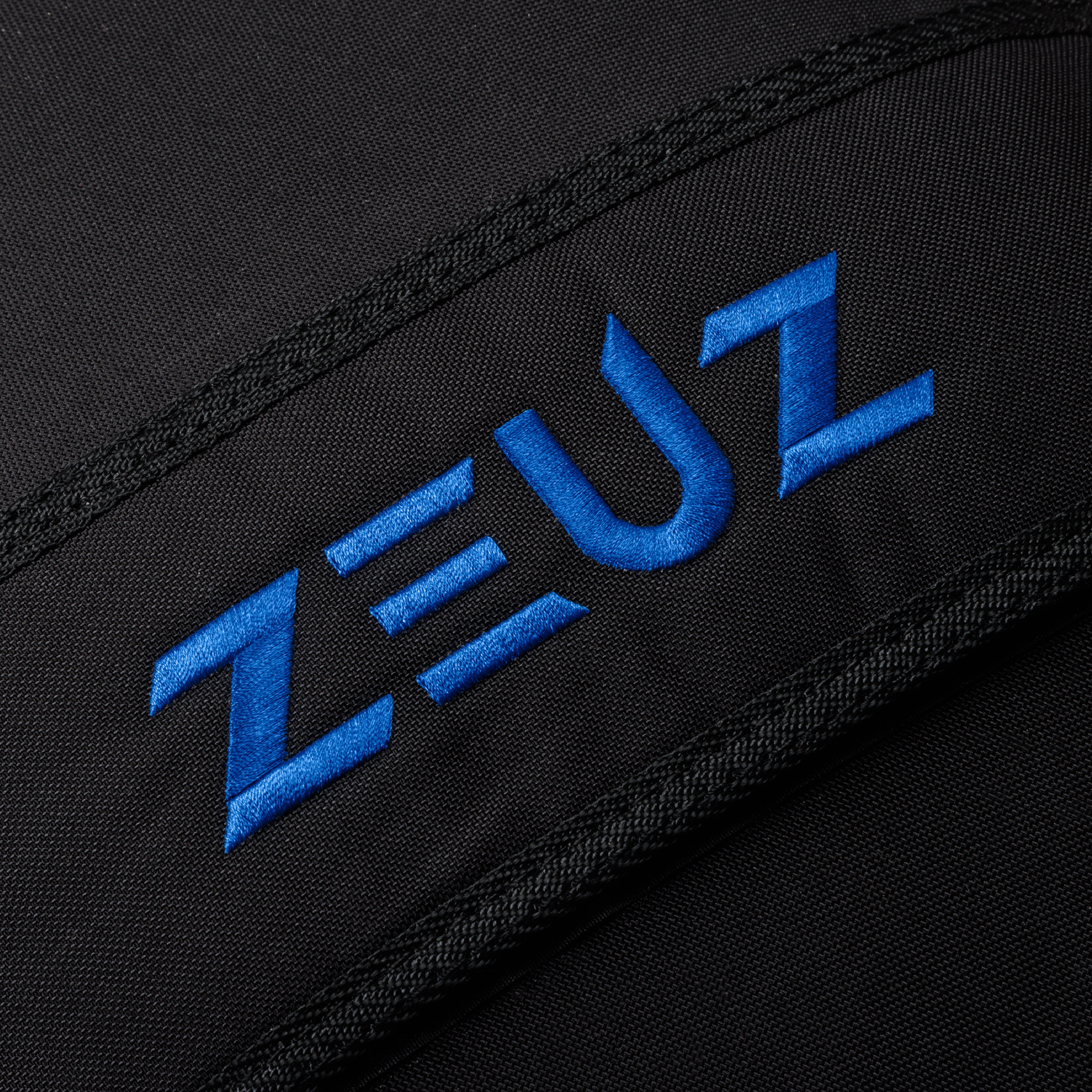 Detail van het ZEUZ logo op de Strongman Sandbag 70kg – slijtvaste afwerking