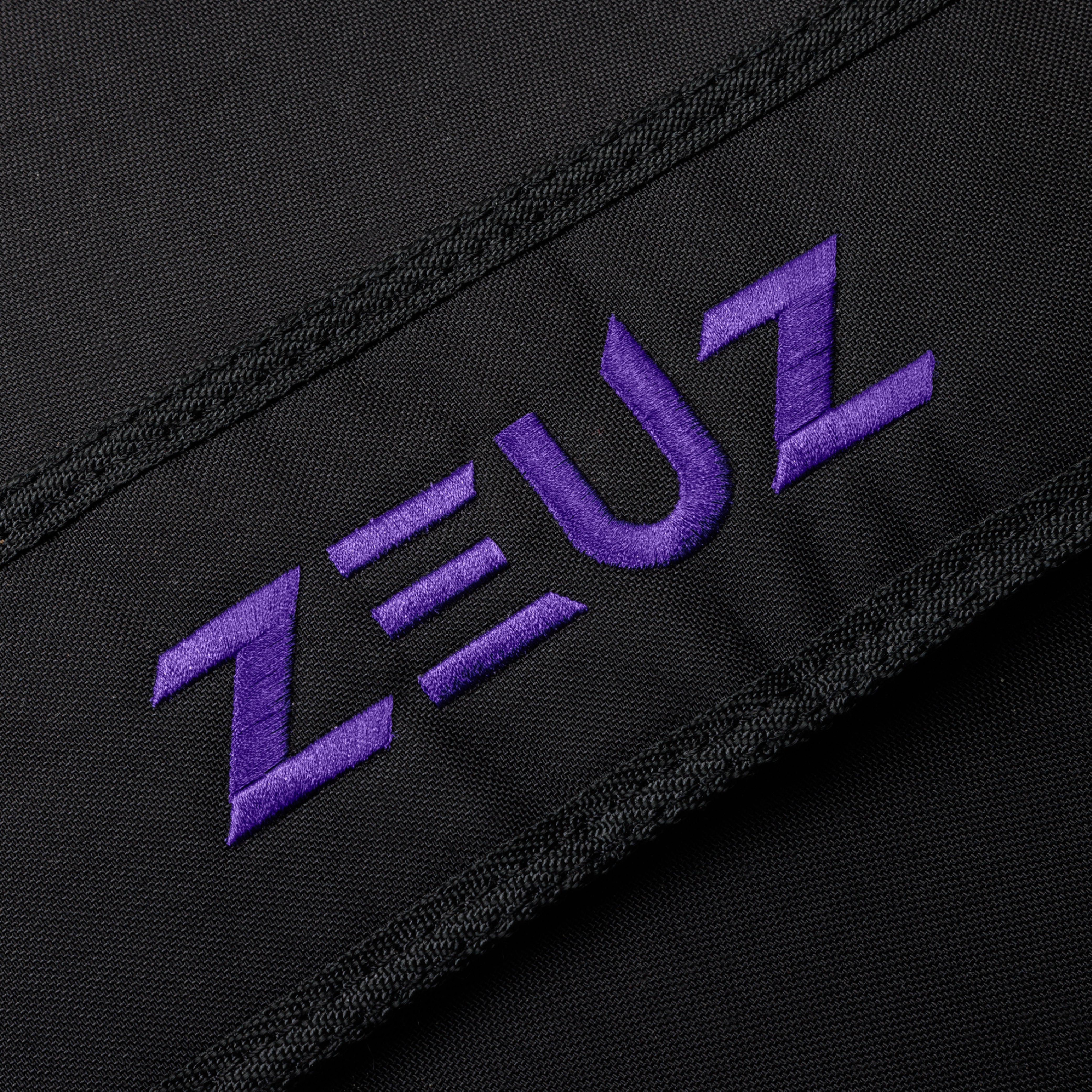 Detail van het ZEUZ logo op de Strongman Sandbag 80kg – slijtvaste afwerking