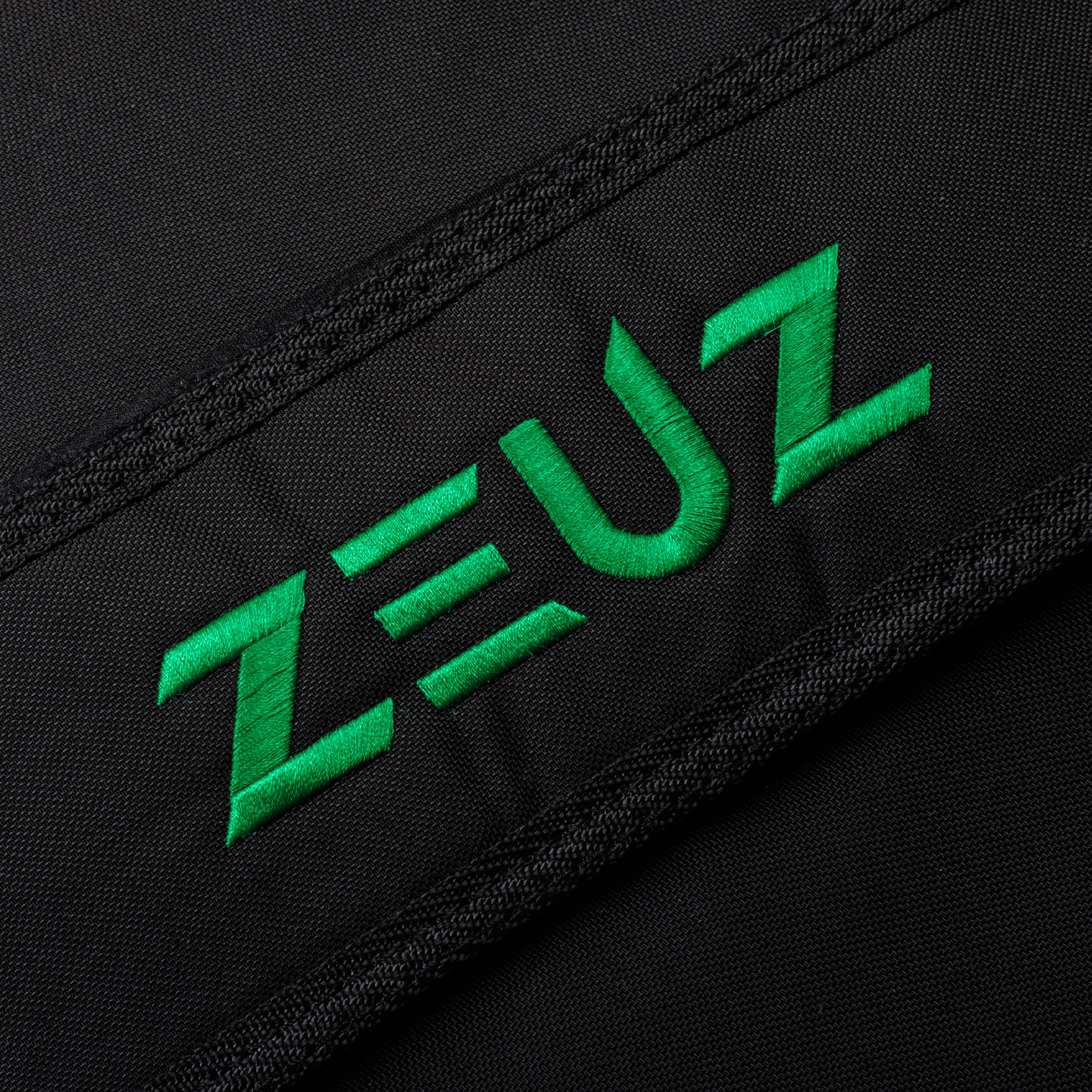 Detail van het ZEUZ logo op de Strongman Sandbag 90kg – slijtvaste afwerking