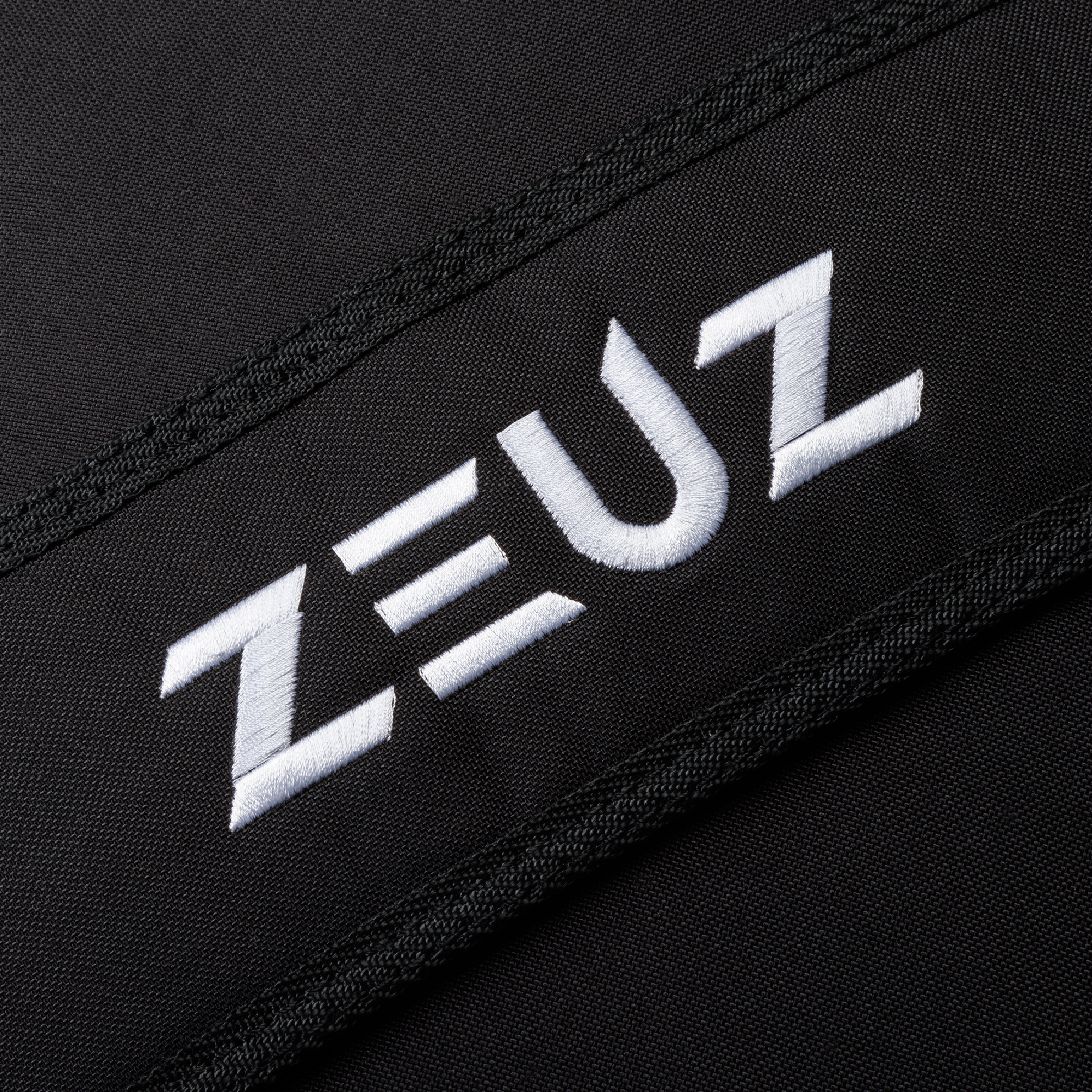 Detail van het ZEUZ logo op de Strongman Sandbag 100kg – slijtvaste afwerking