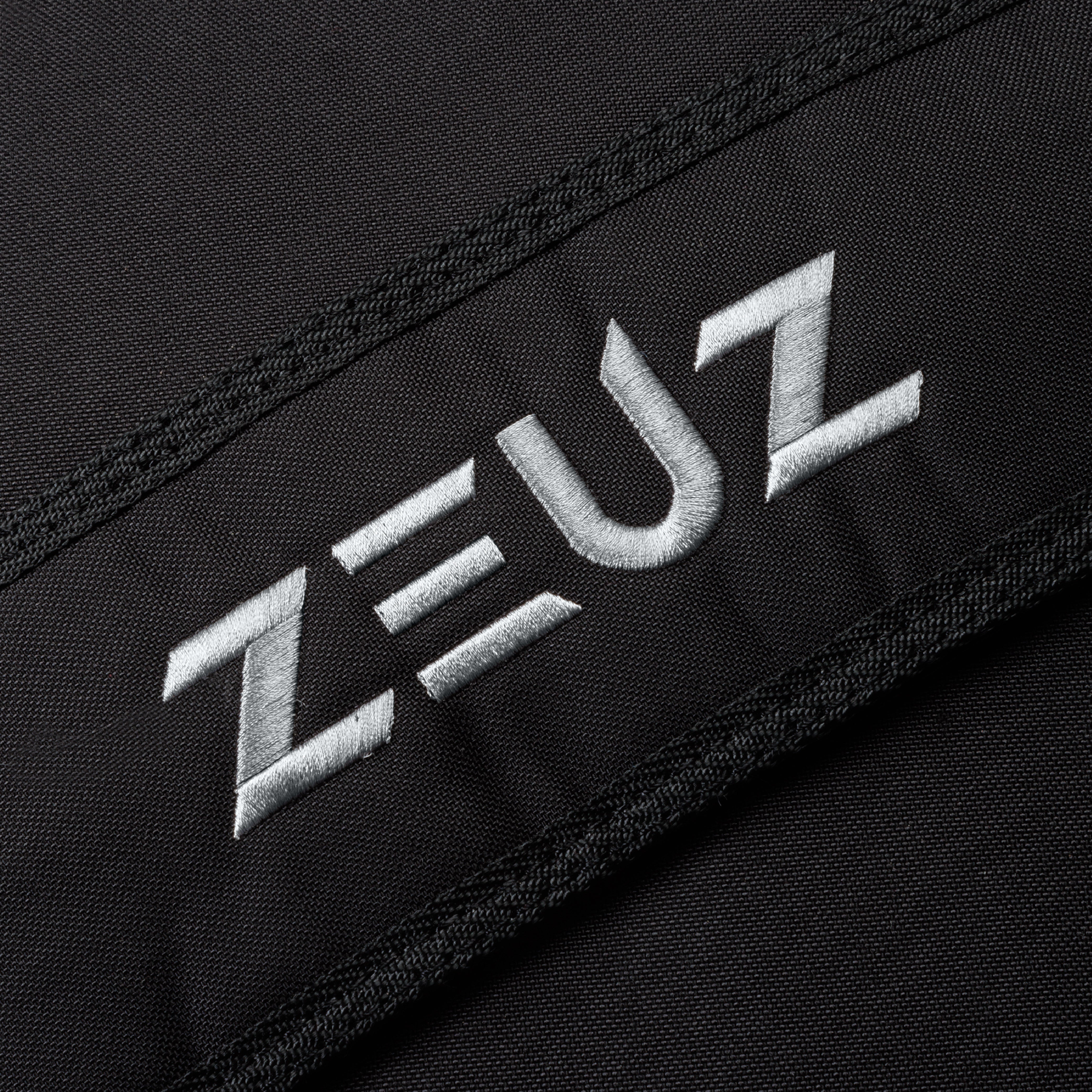 Detail van het ZEUZ logo op de Strongman Sandbag 110kg – slijtvaste afwerking