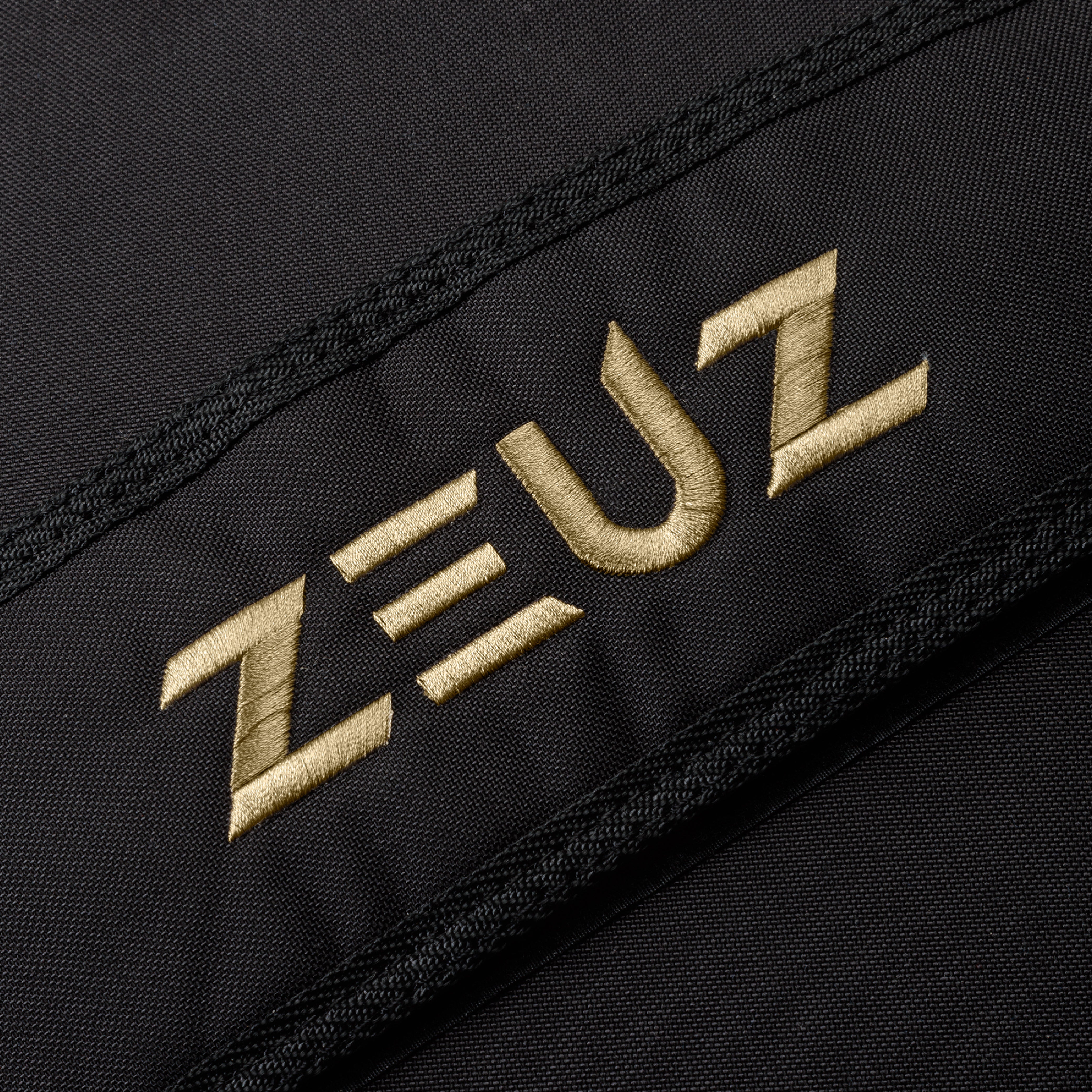 Detail van het ZEUZ logo op de Strongman Sandbag 120kg – slijtvaste afwerking