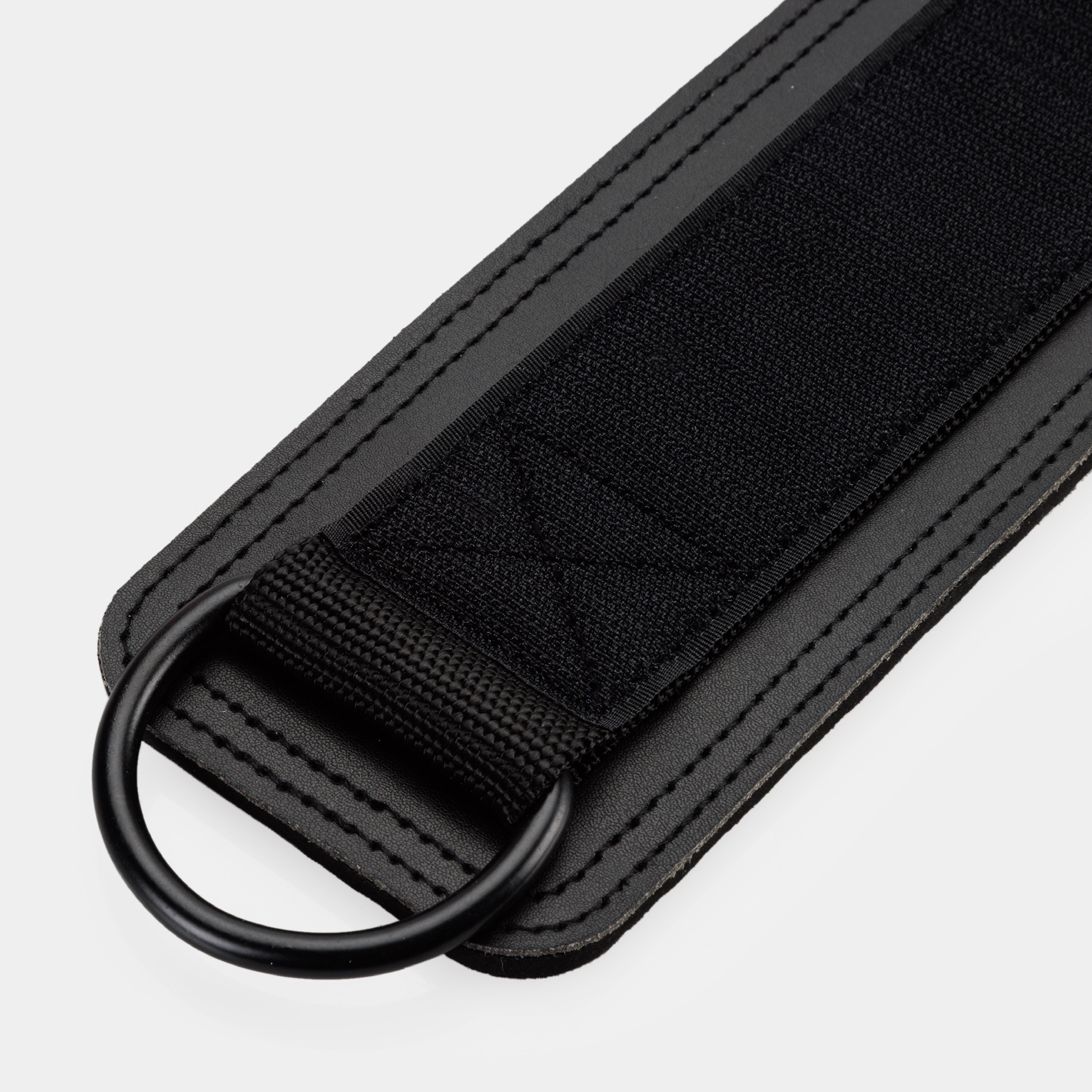 Close-up van de stalen bevestigingsring op ZEUZ Ankle Straps zwart