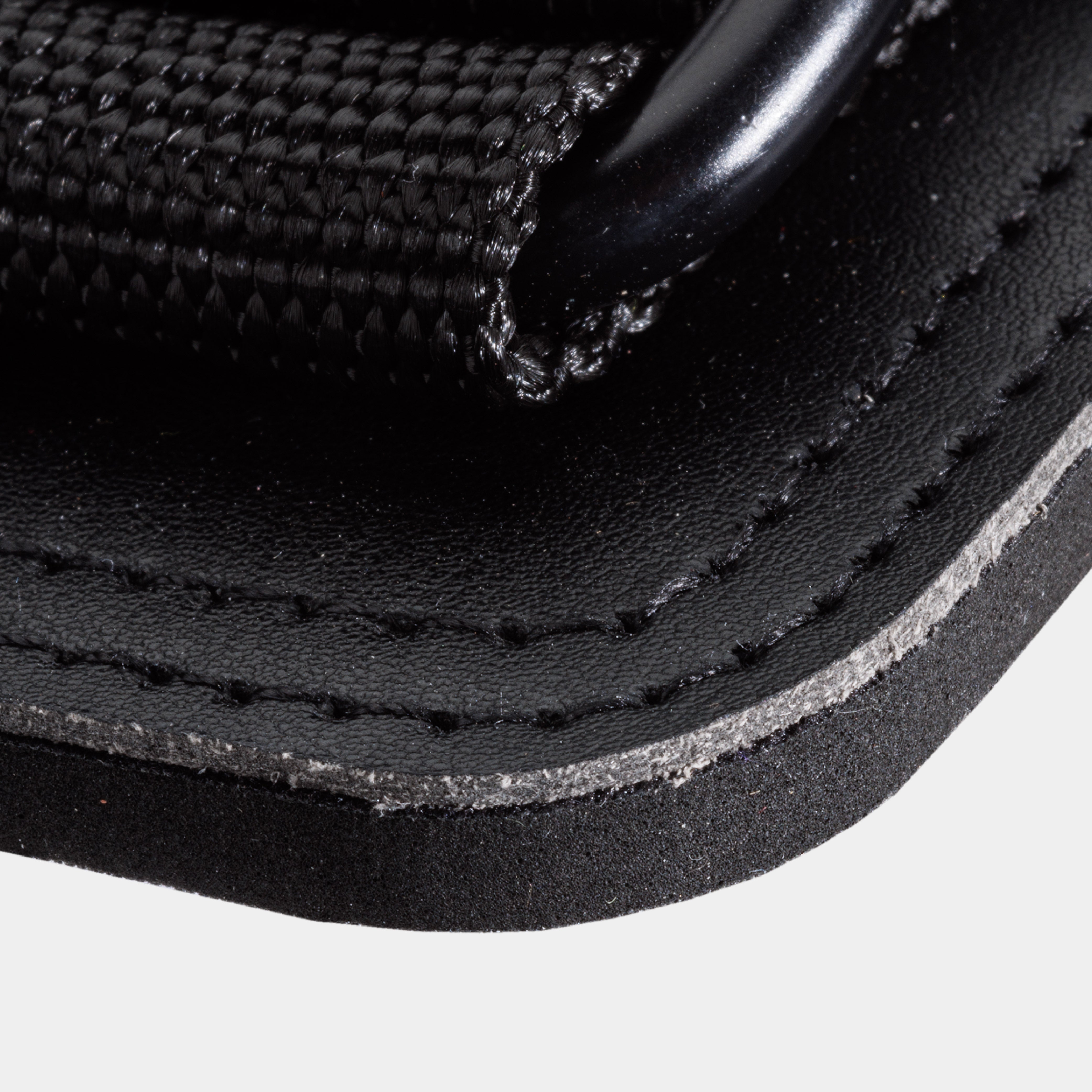 Textuurdetail van het materiaal van ZEUZ Ankle Straps zwart – stevig en comfortabel
