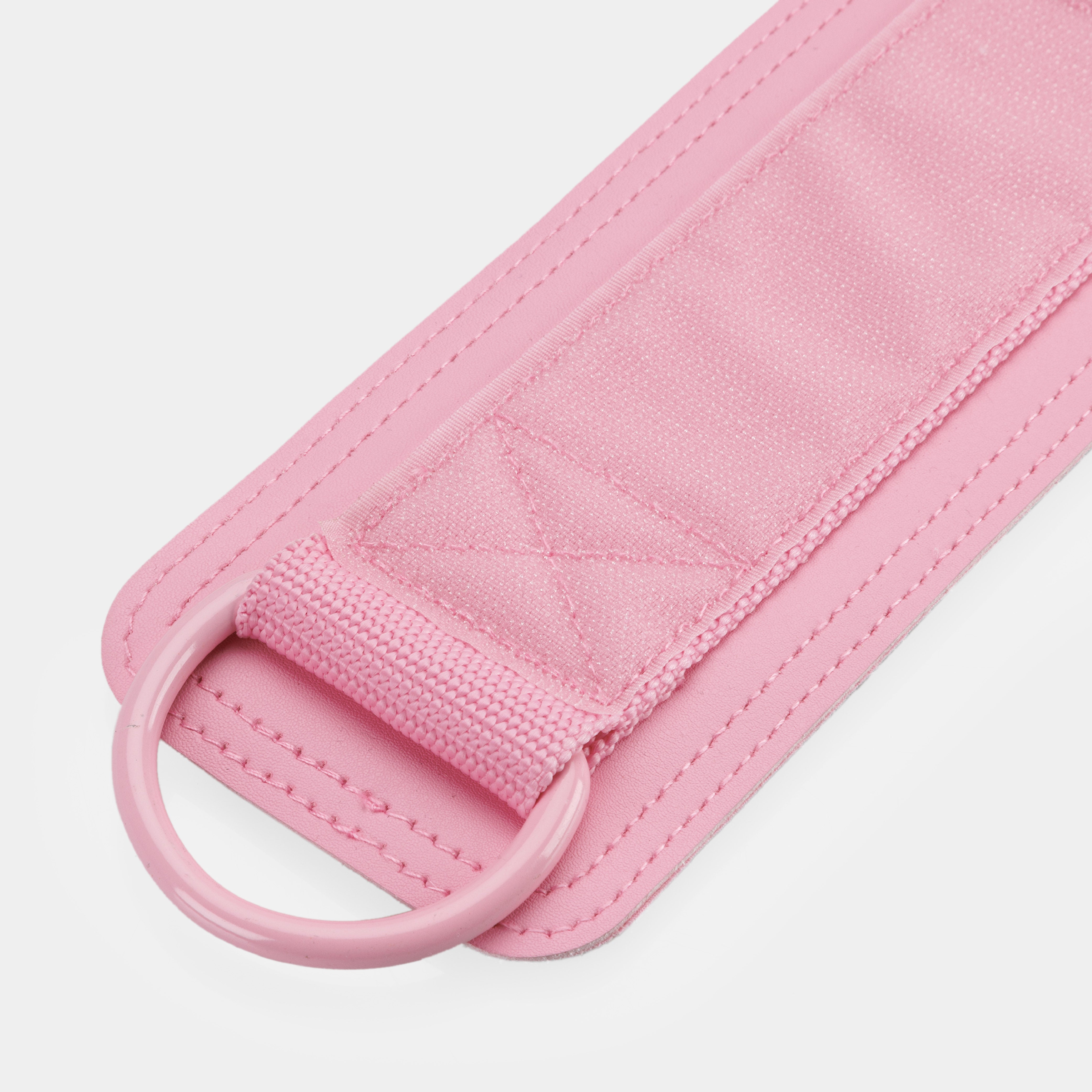 Close-up van de stalen bevestigingsring op ZEUZ Ankle Straps roze