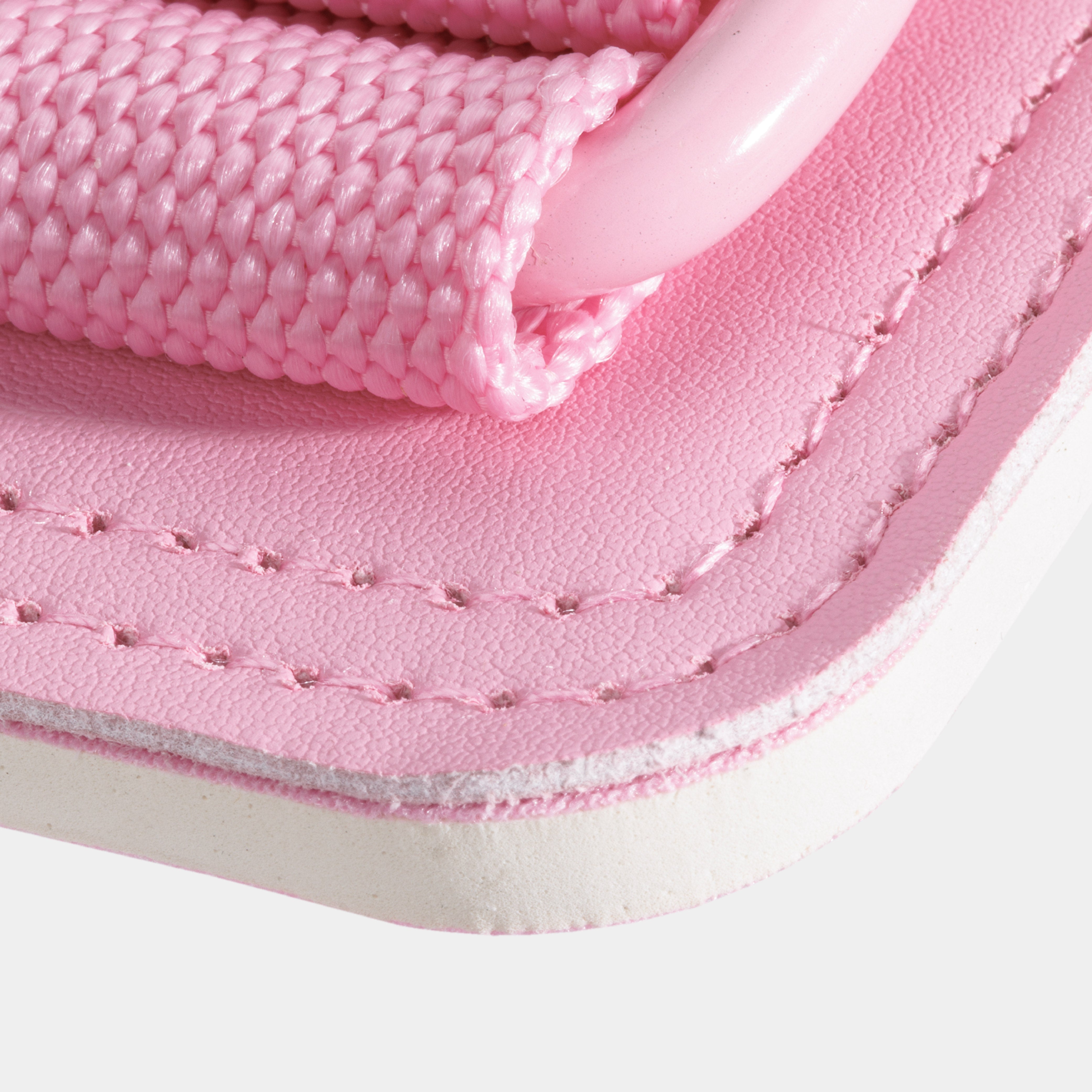 Textuurdetail van het materiaal van ZEUZ Ankle Straps roze – stevig en comfortabel