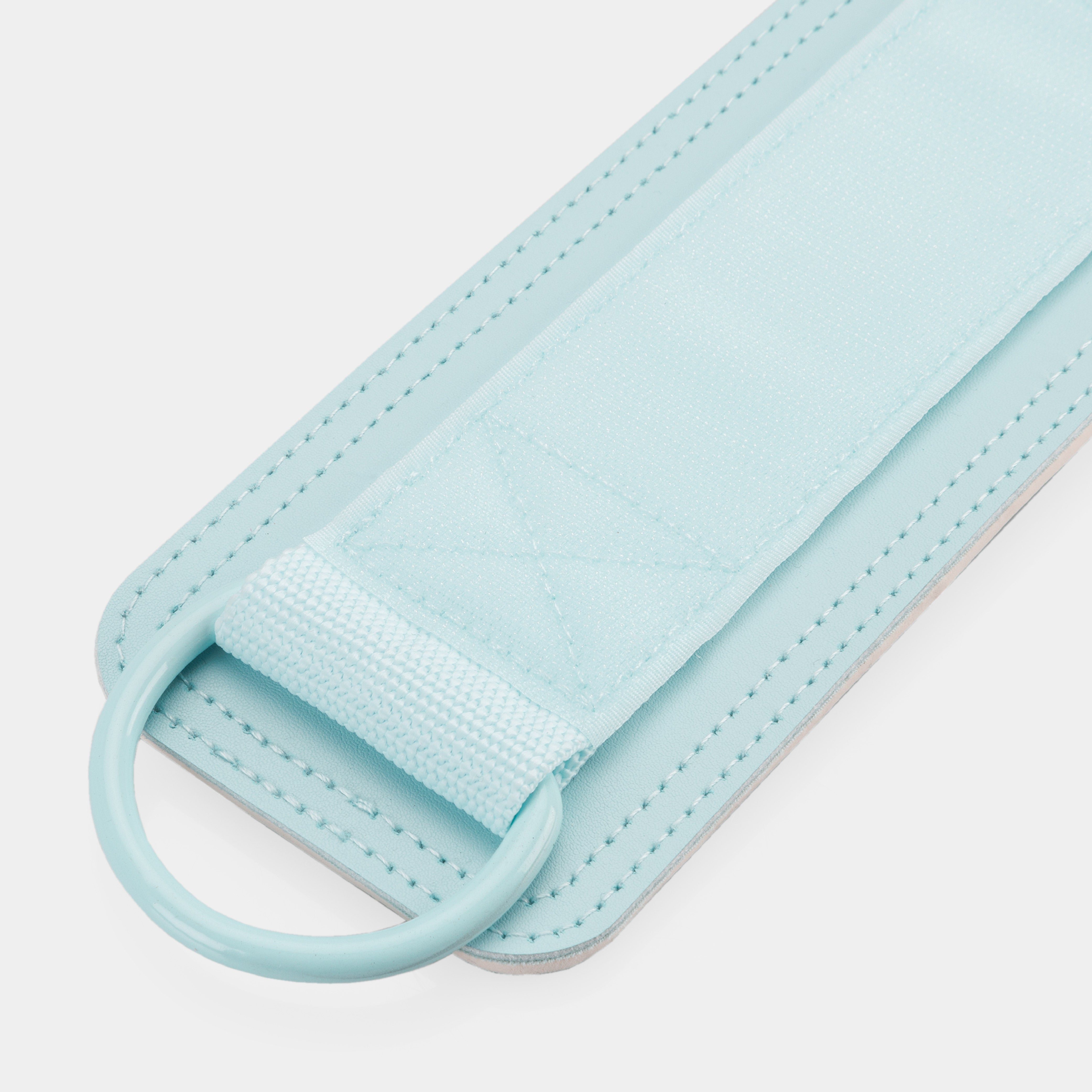 Close-up van de stalen bevestigingsring op ZEUZ Ankle Straps blauw