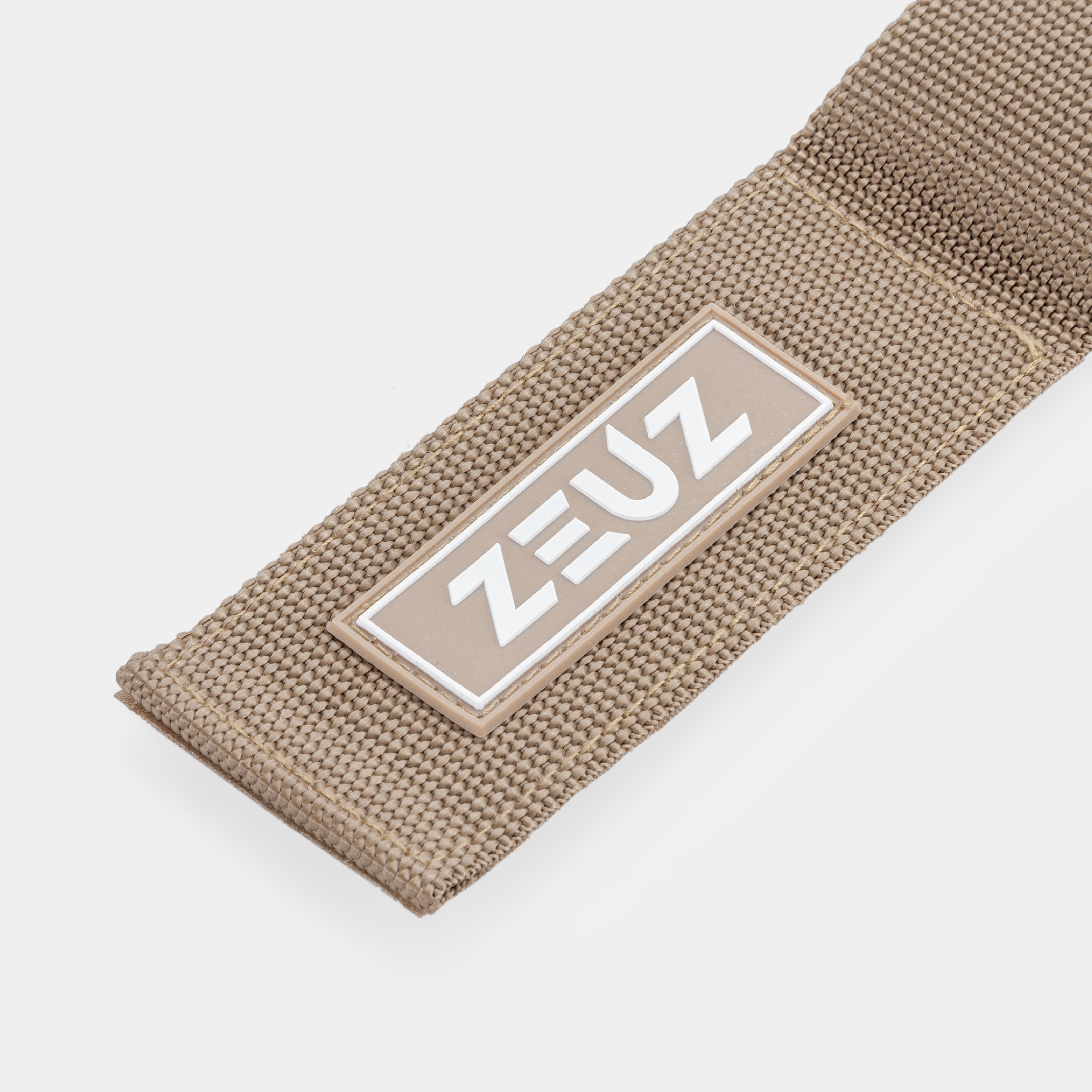 Detail van het ZEUZ-logo op de Ankle Straps beige – geborduurd label