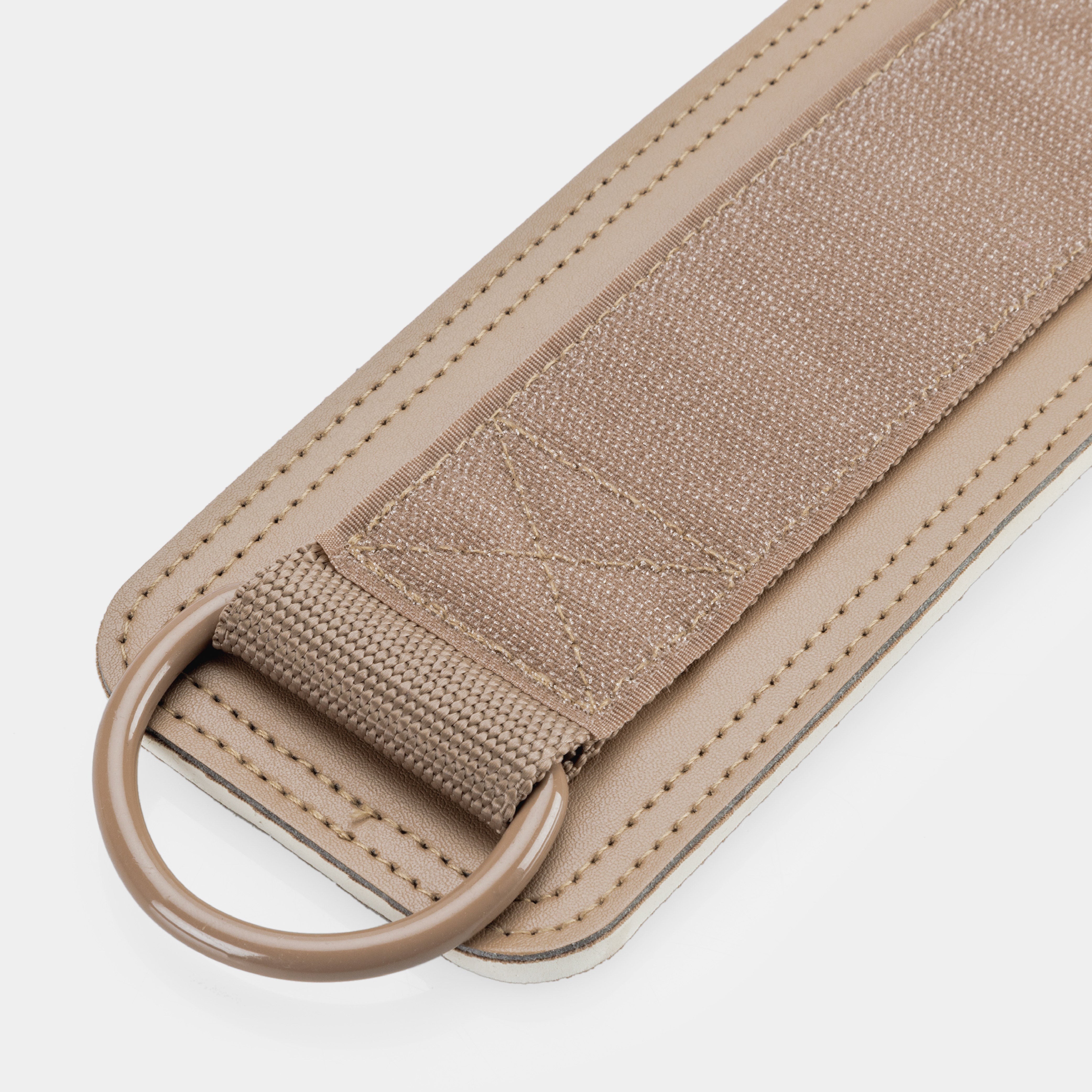 Close-up van de stalen bevestigingsring op ZEUZ Ankle Straps beige