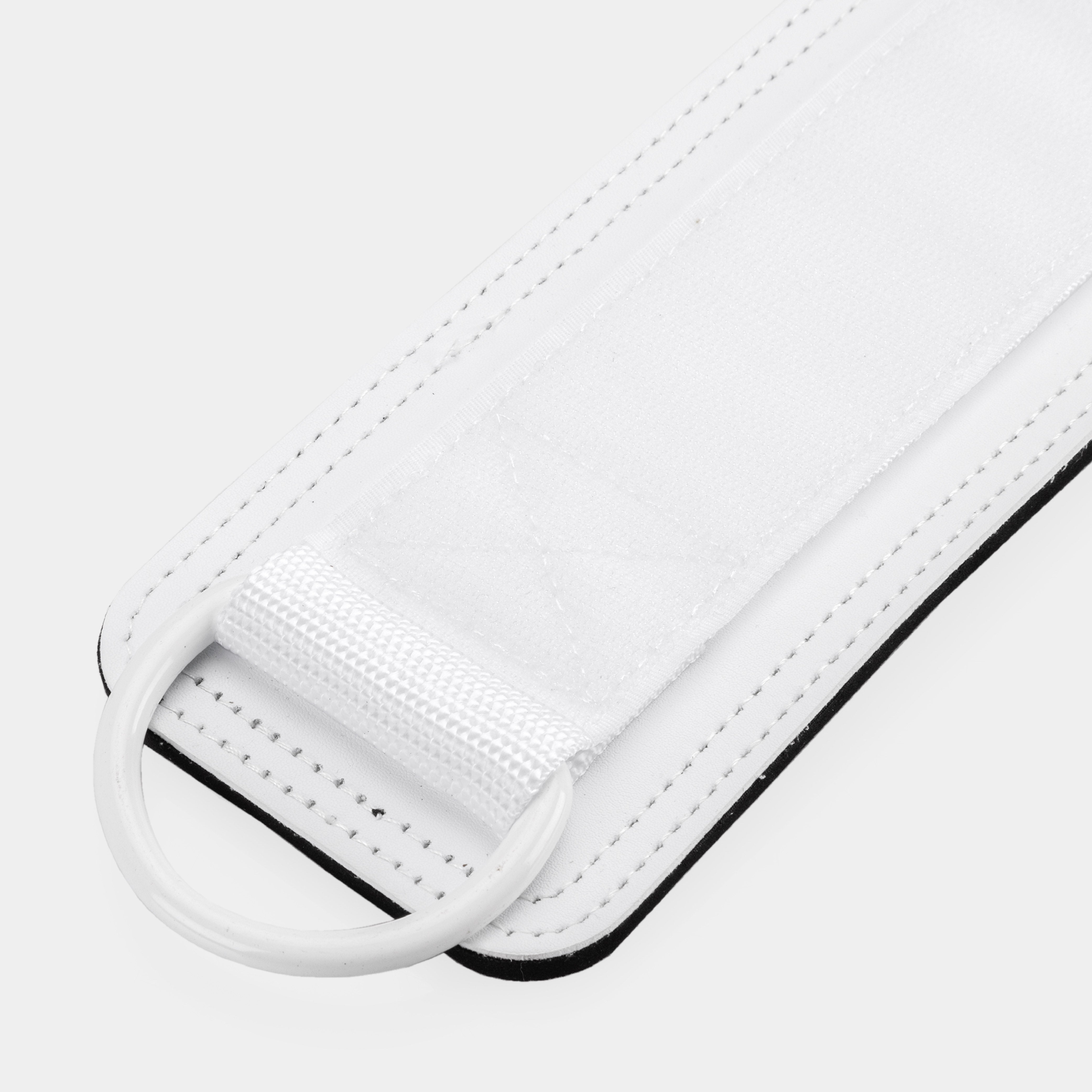 Close-up van de stalen bevestigingsring op ZEUZ Ankle Straps wit
