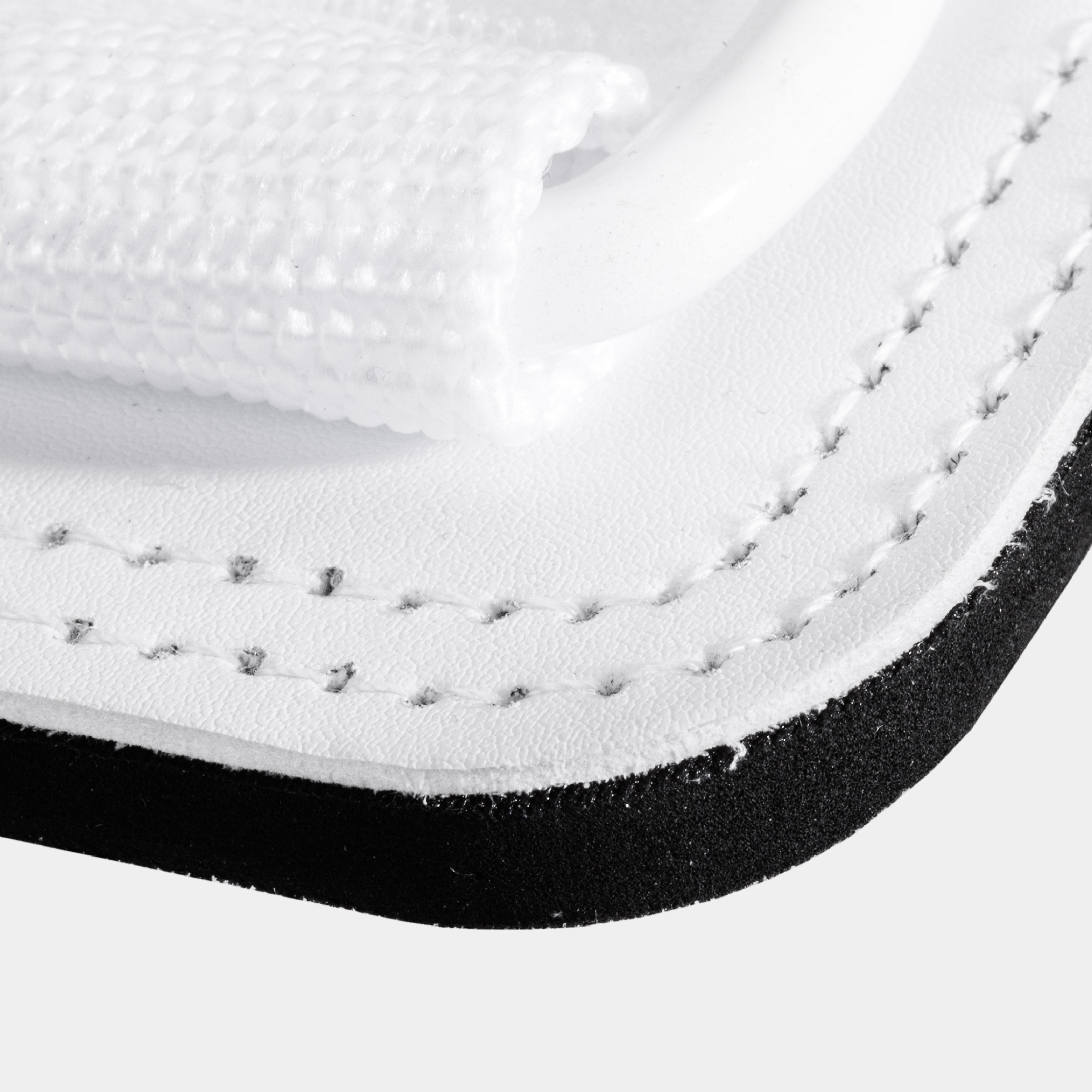 Textuurdetail van het materiaal van ZEUZ Ankle Straps wit – stevig en comfortabel