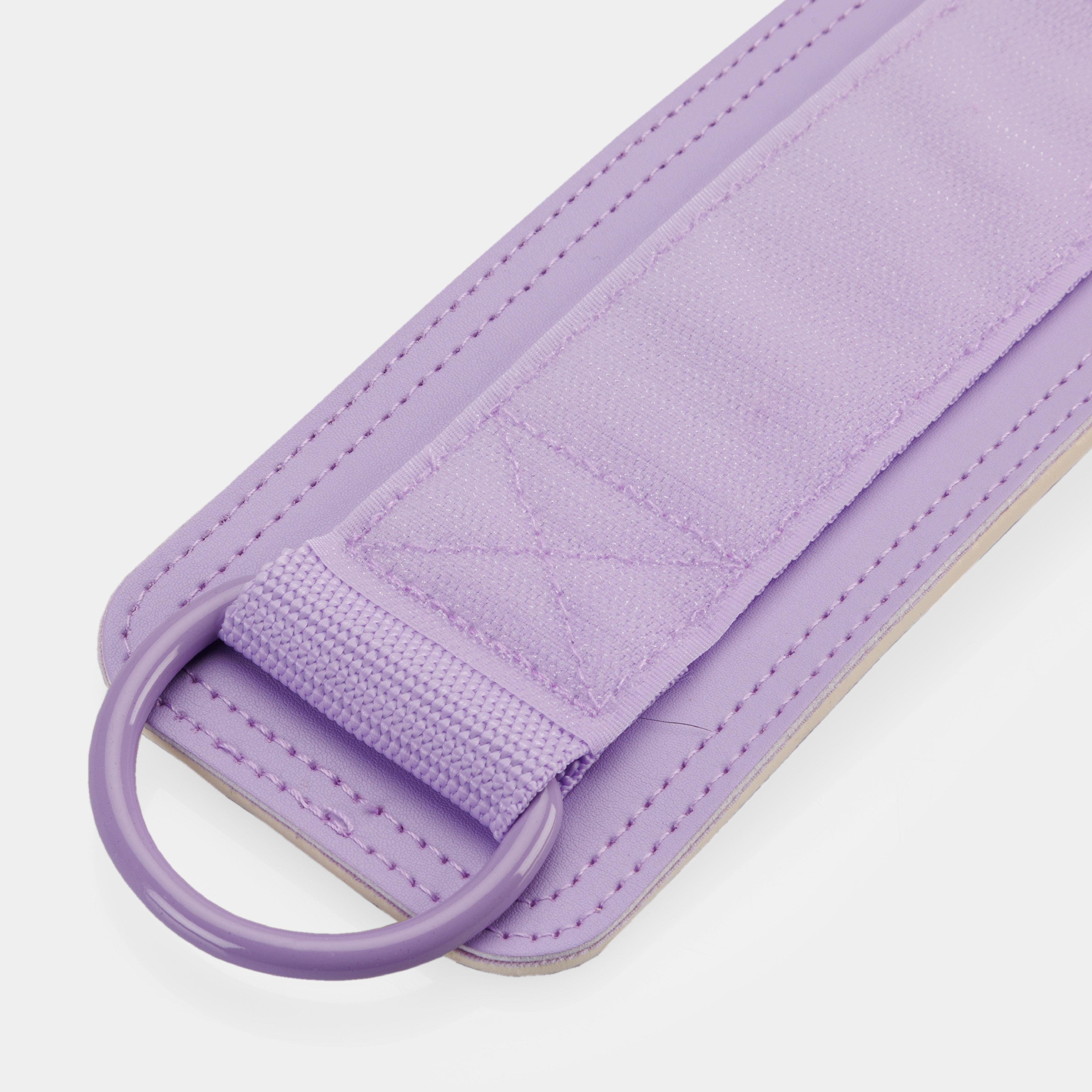 Close-up van de stalen bevestigingsring op ZEUZ Ankle Straps lila