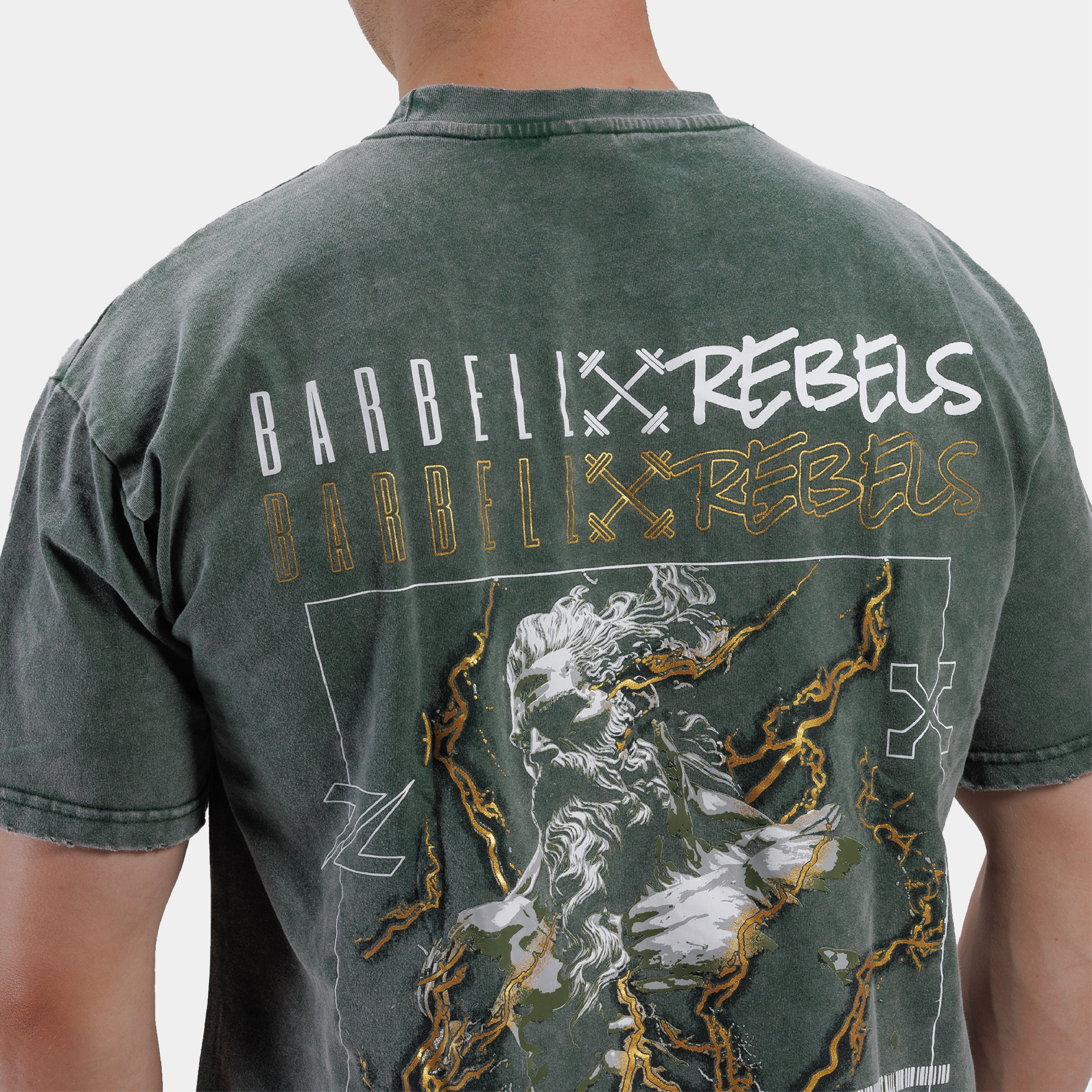 Detail van de graphic print op de achterkant van het ZEUZ x Barbell Rebels T-shirt