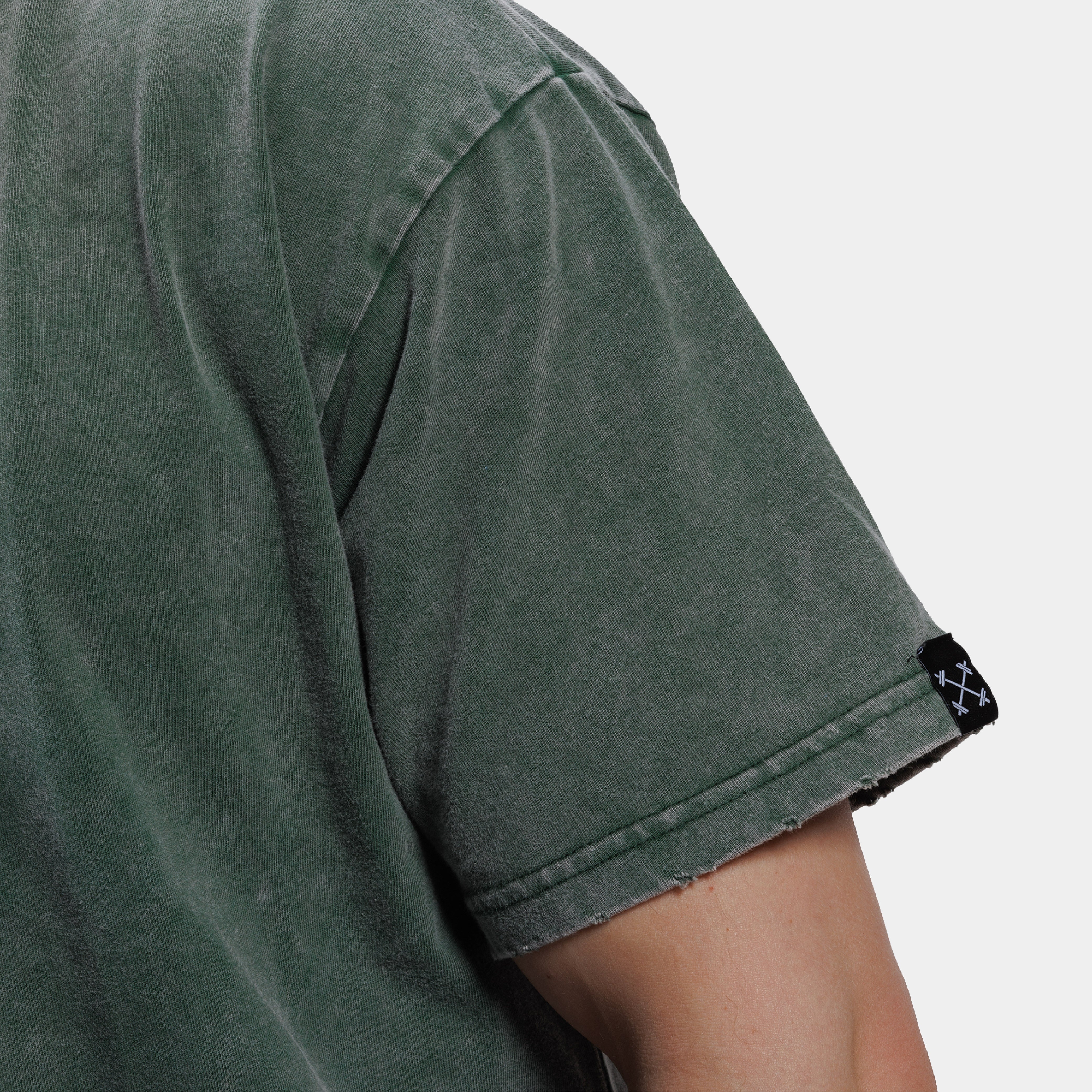 Close-up van de mouw van het ZEUZ Acid T-shirt – vintage washed afwerking