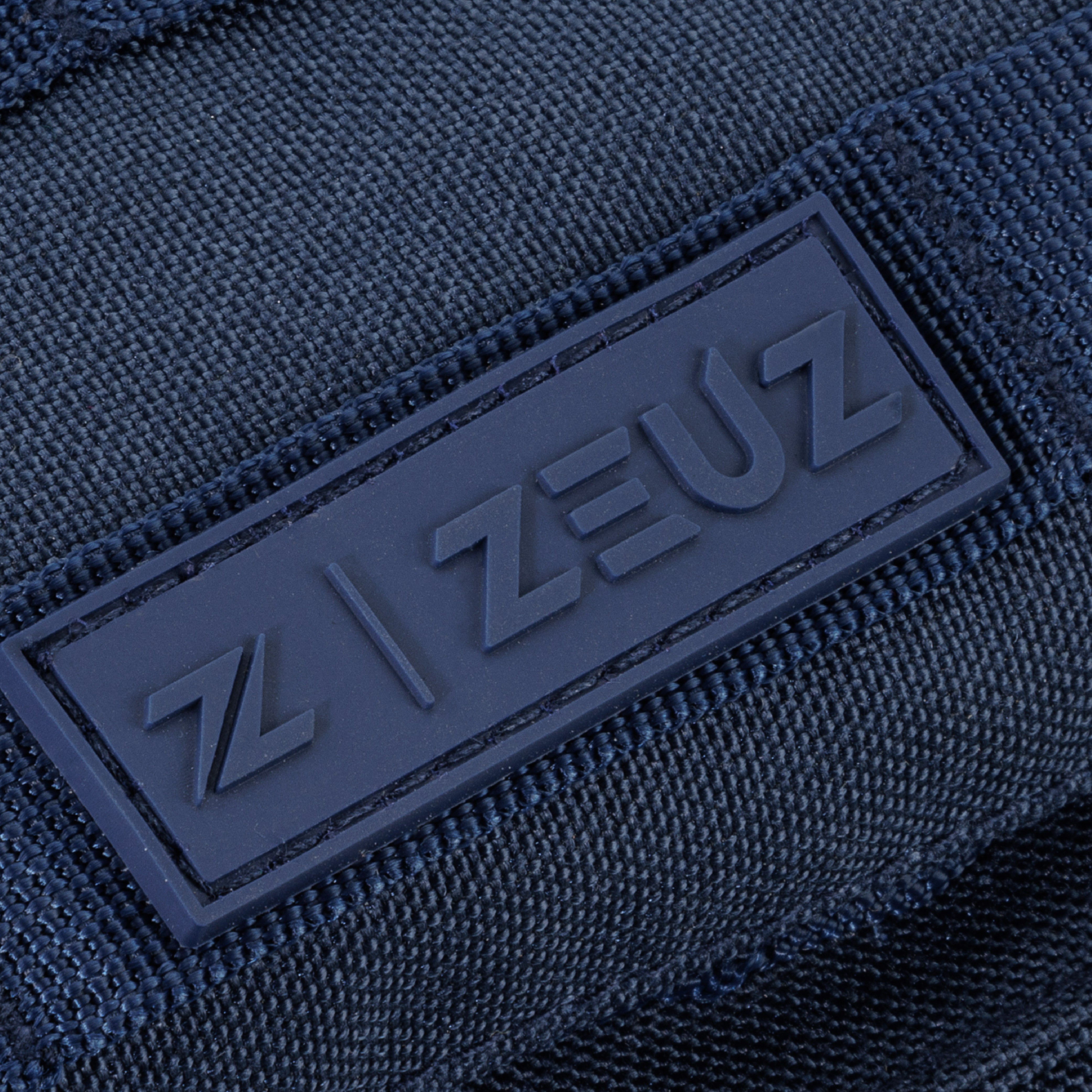 Detail van ZEUZ-logo op marineblauw tactical gewichtsvest – hoogwaardige afwerking voor intensieve trainingen