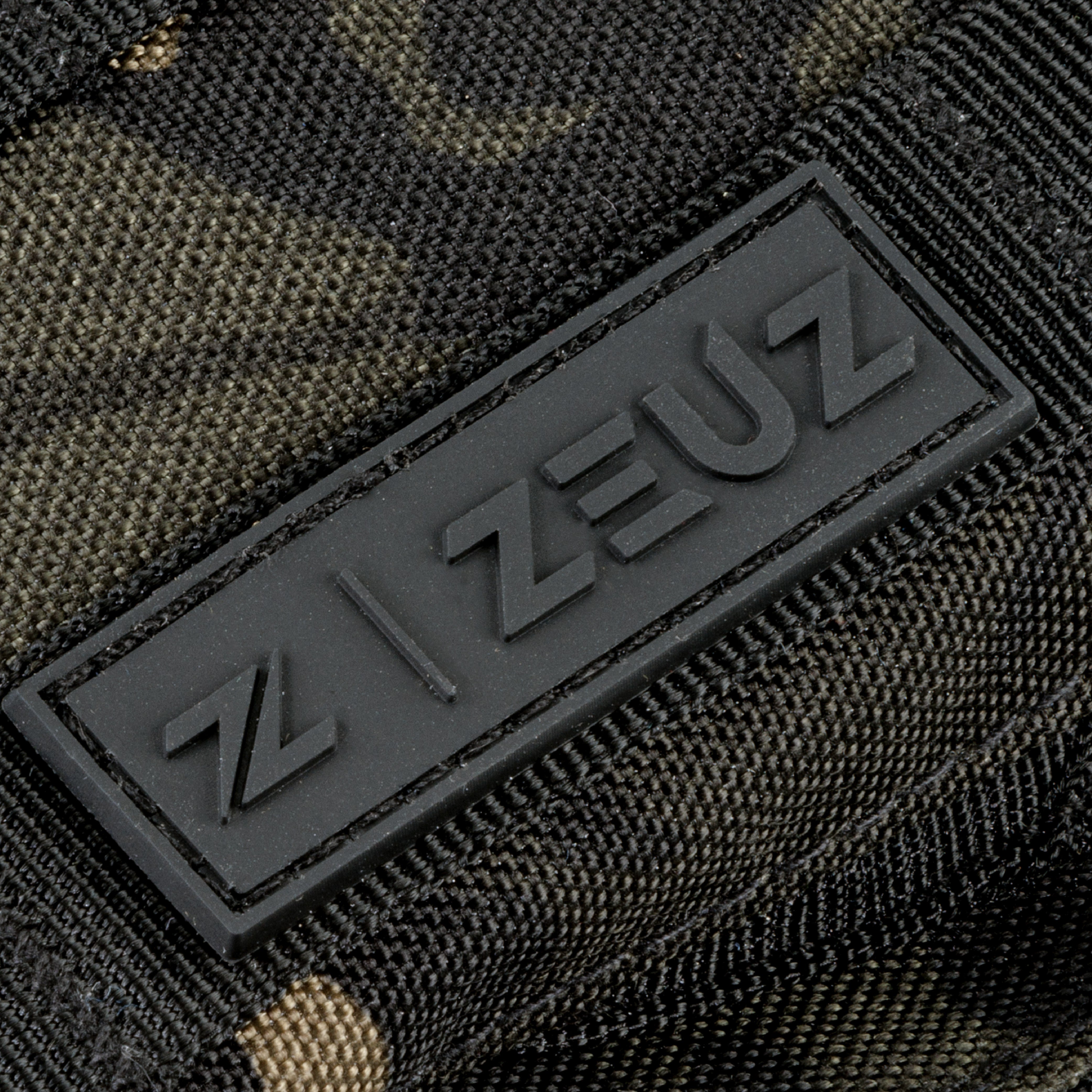 Detail van ZEUZ-logo op camouflage tactical gewichtsvest – hoogwaardige afwerking voor intensieve trainingen