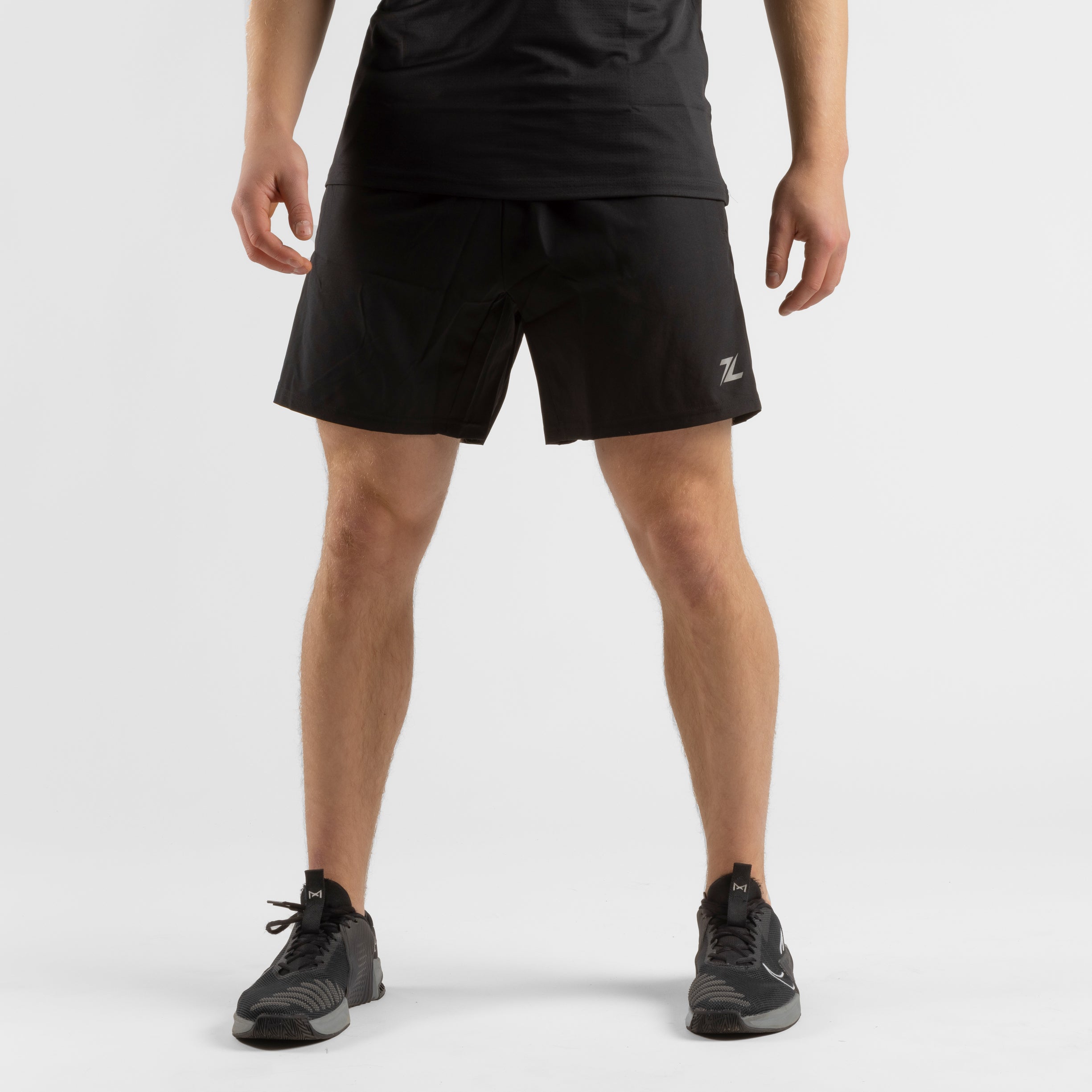 Voorkant van ZEUZ Sport Shorts zwart – minimalistisch design met elastische tailleband