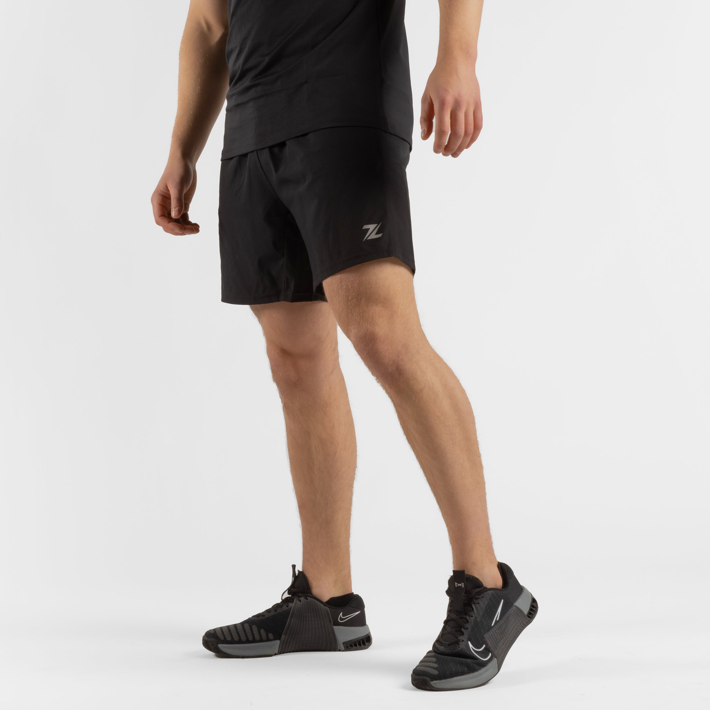 Zijkant van ZEUZ Sport Shorts zwart – stretch en bewegingsvrijheid